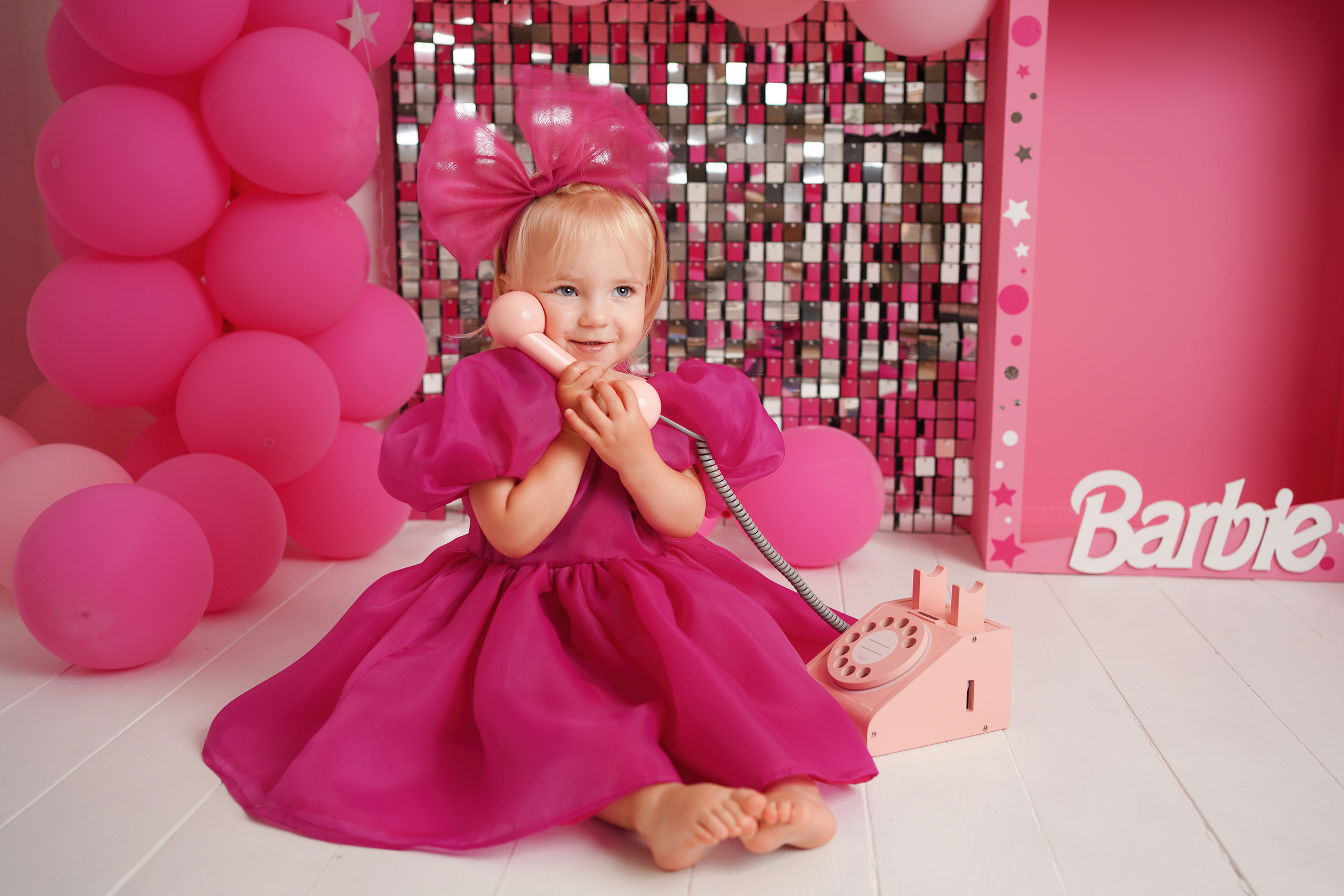 Девочка была в ярком платье цвета фуксии.