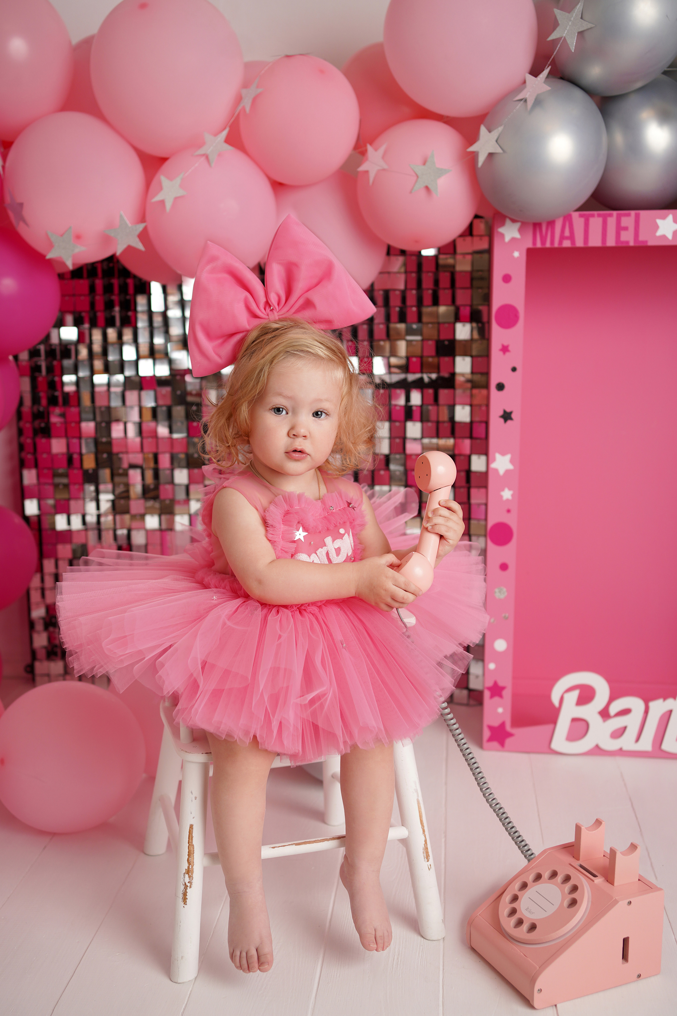 Детская фотосъемка первого годика. На фото малышка в образе Барби.