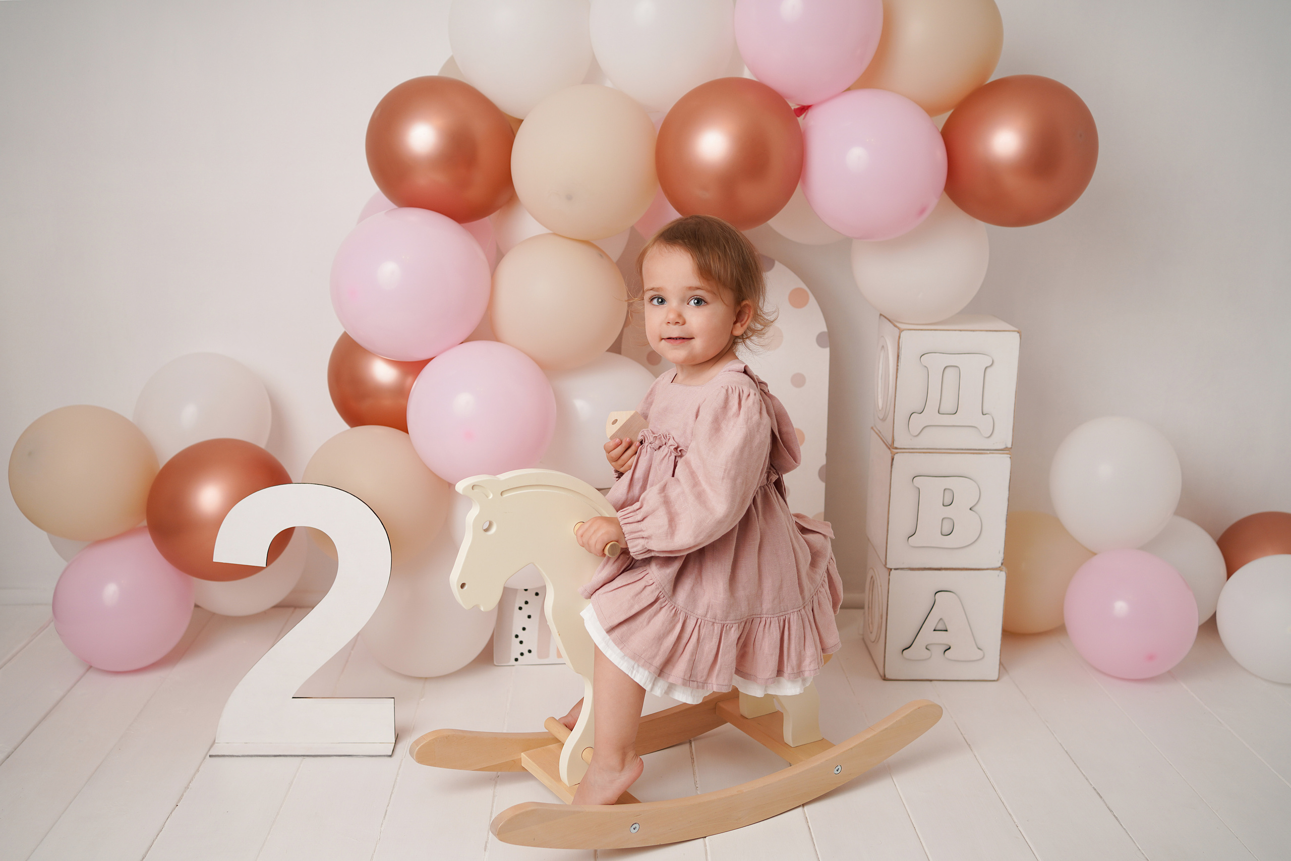 Для детской фотосессии фотограф предоставляет  разнообразный реквизит.