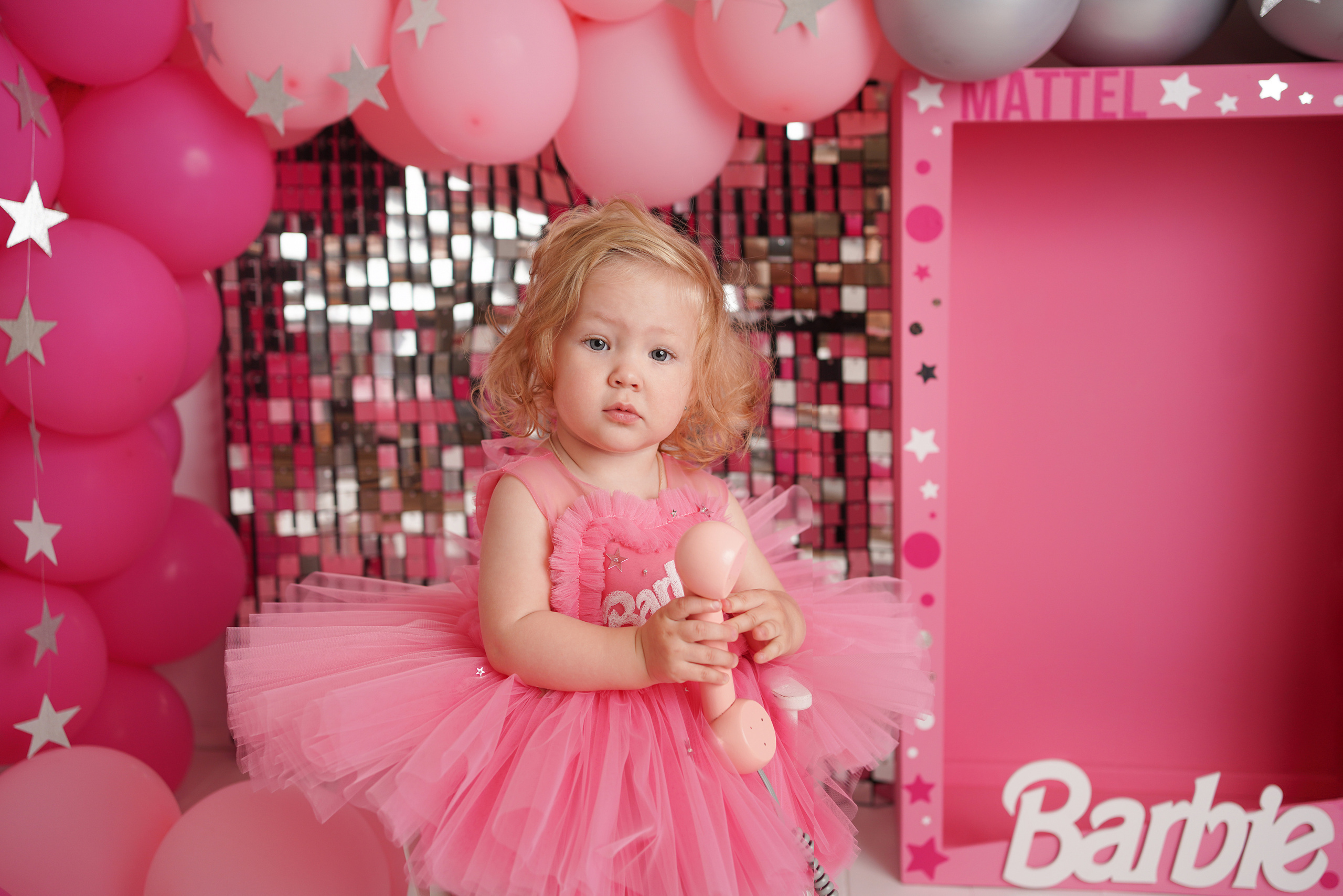 Детская фотосессия в стиле Барби проходила в замечательной фотостудии.