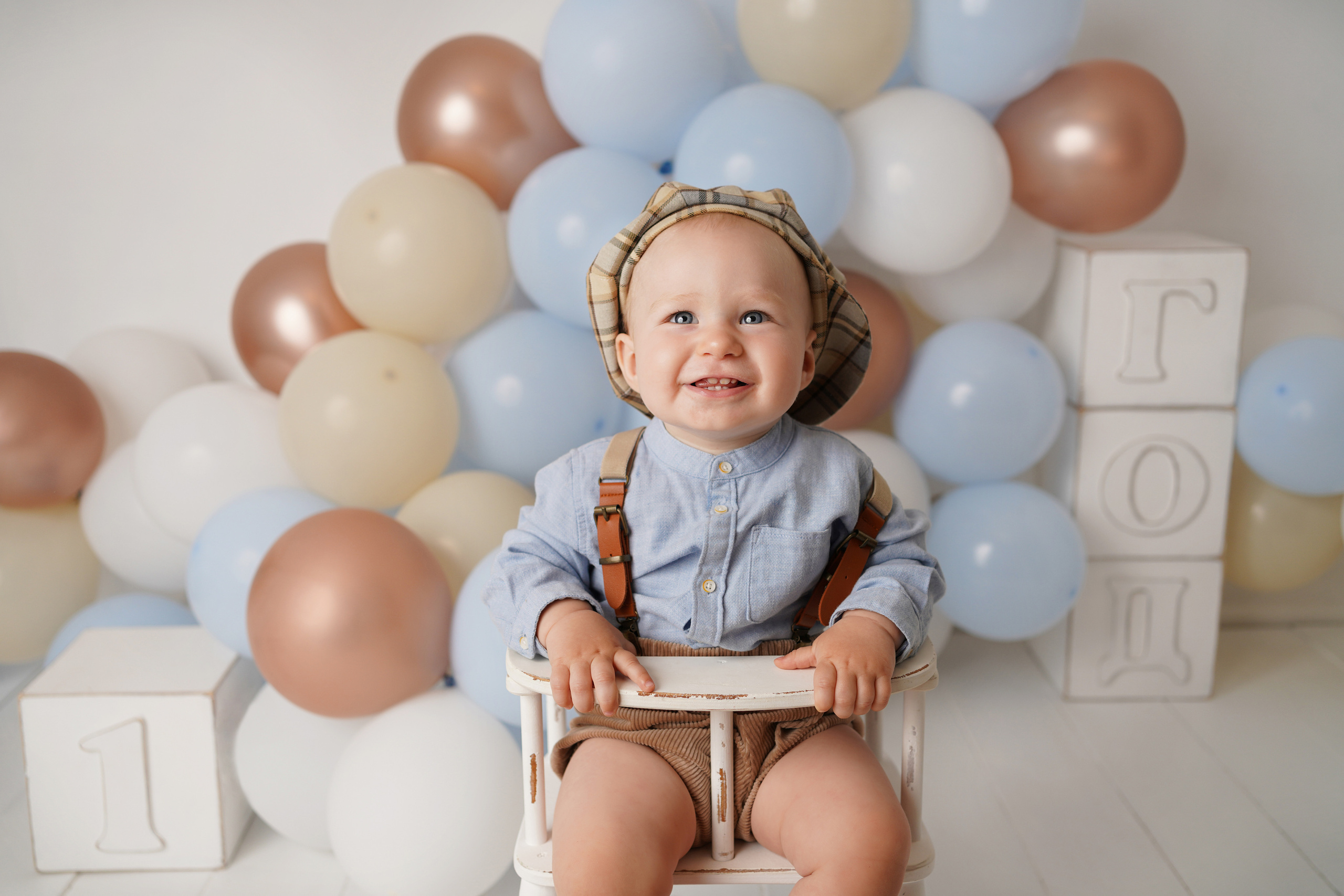 Детская фотосессия прошла весело и празднично, фотограф подготовил фотозону из шариков.