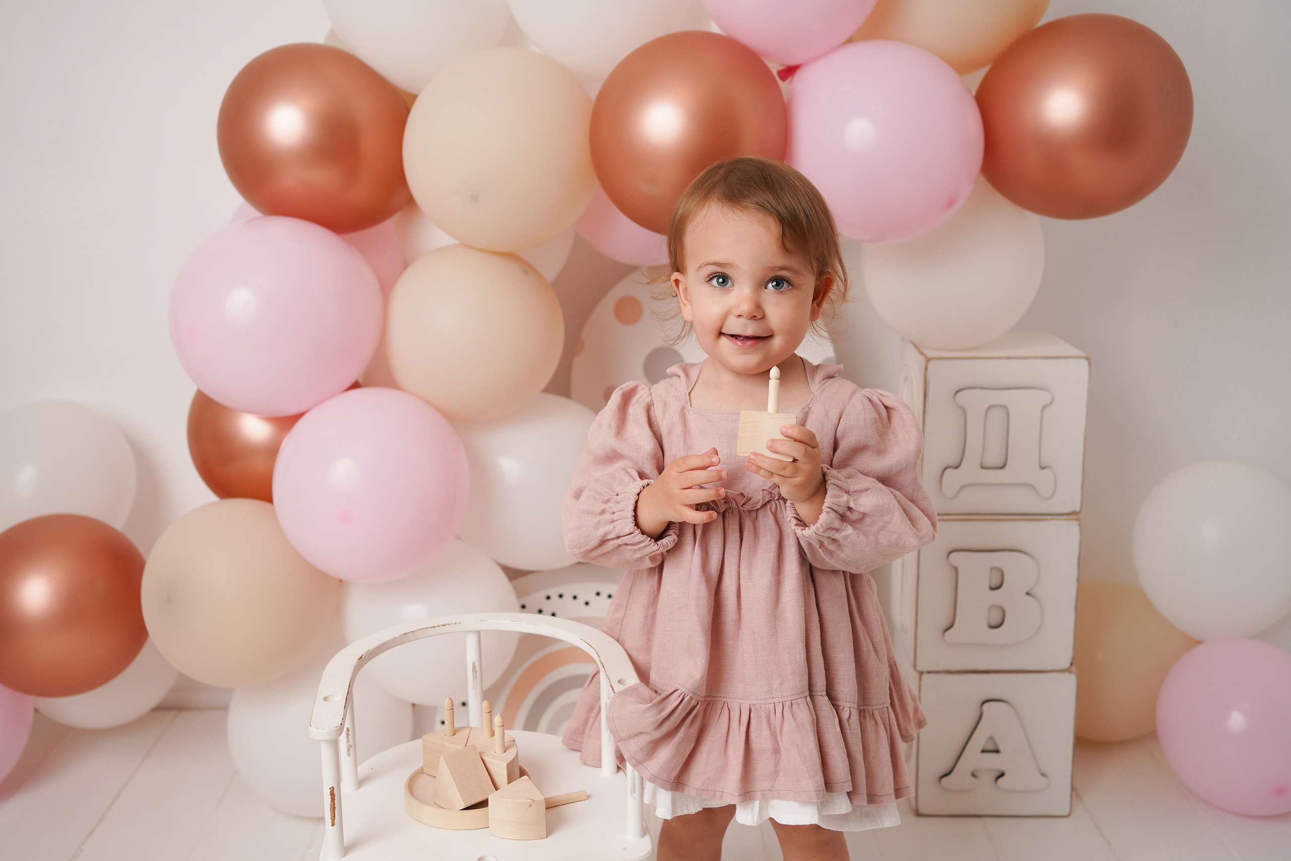 В детской фотостудии есть большие кубики с надписью два года.