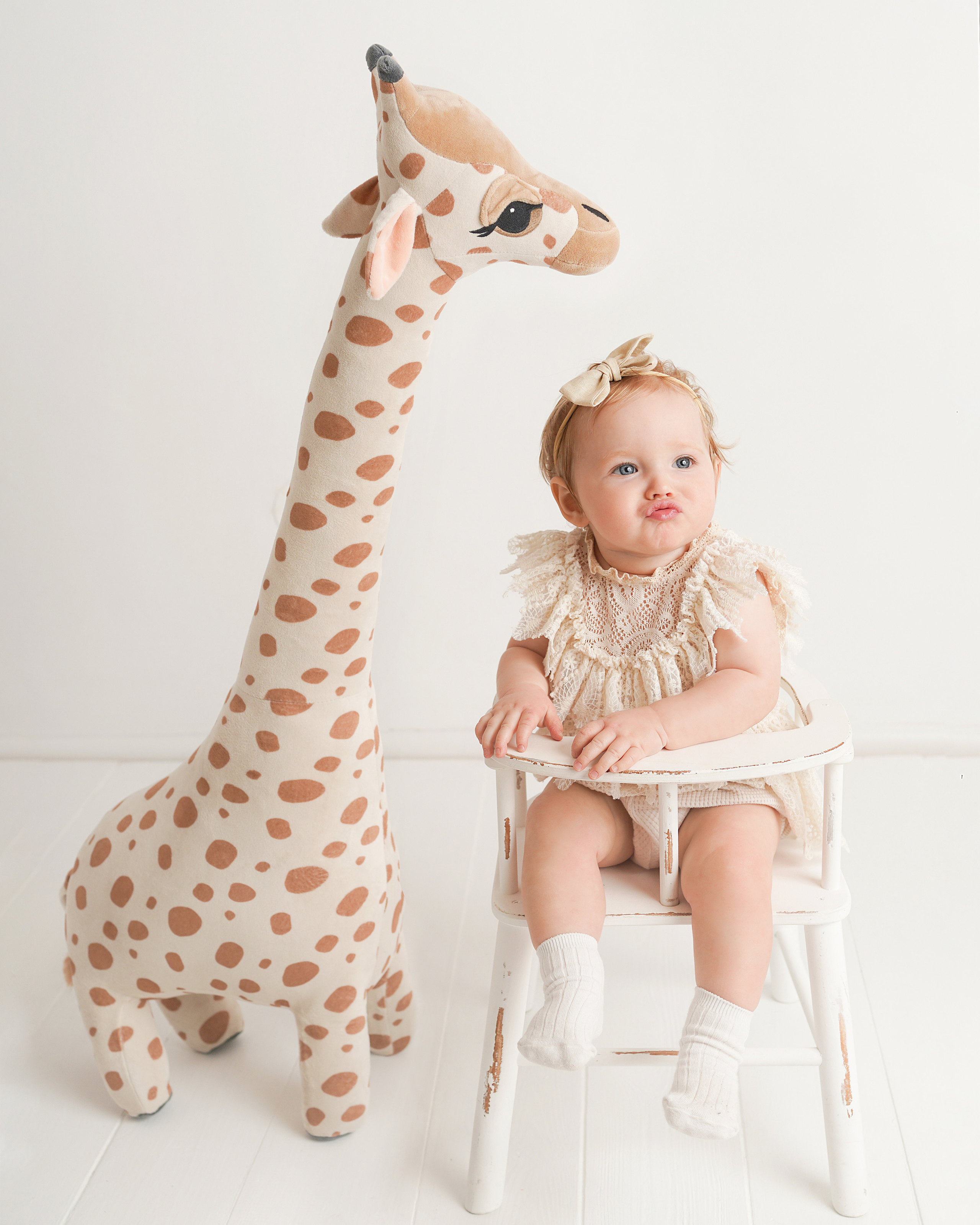 В студии много разных игрушек. Дочке очень понравился большой жираф.