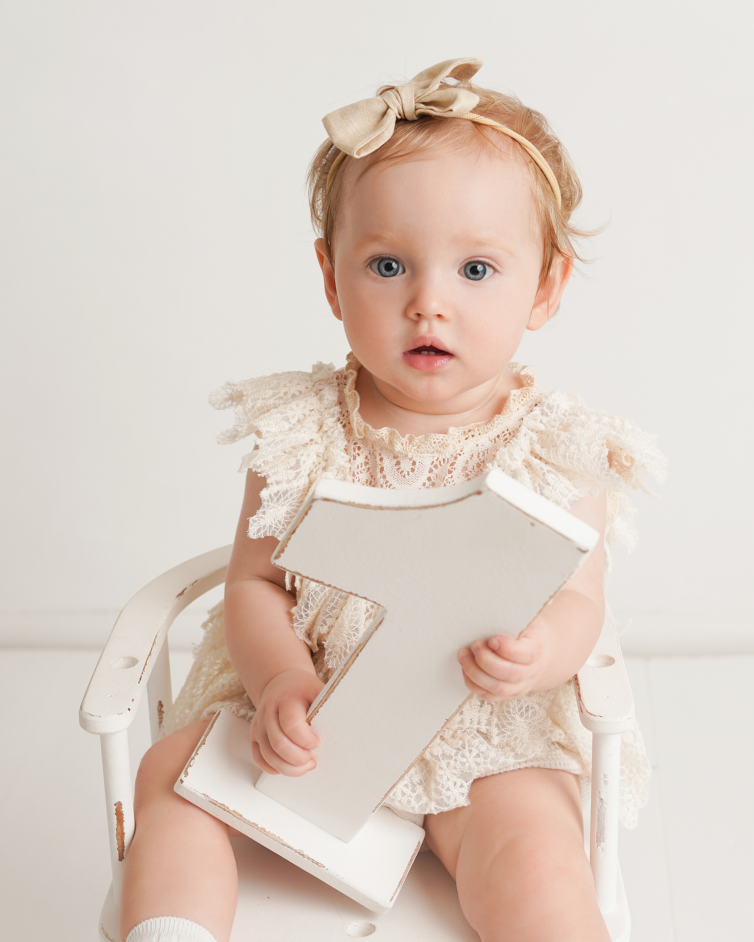 На фотосессии мы дали дочке в руки большую единичку.