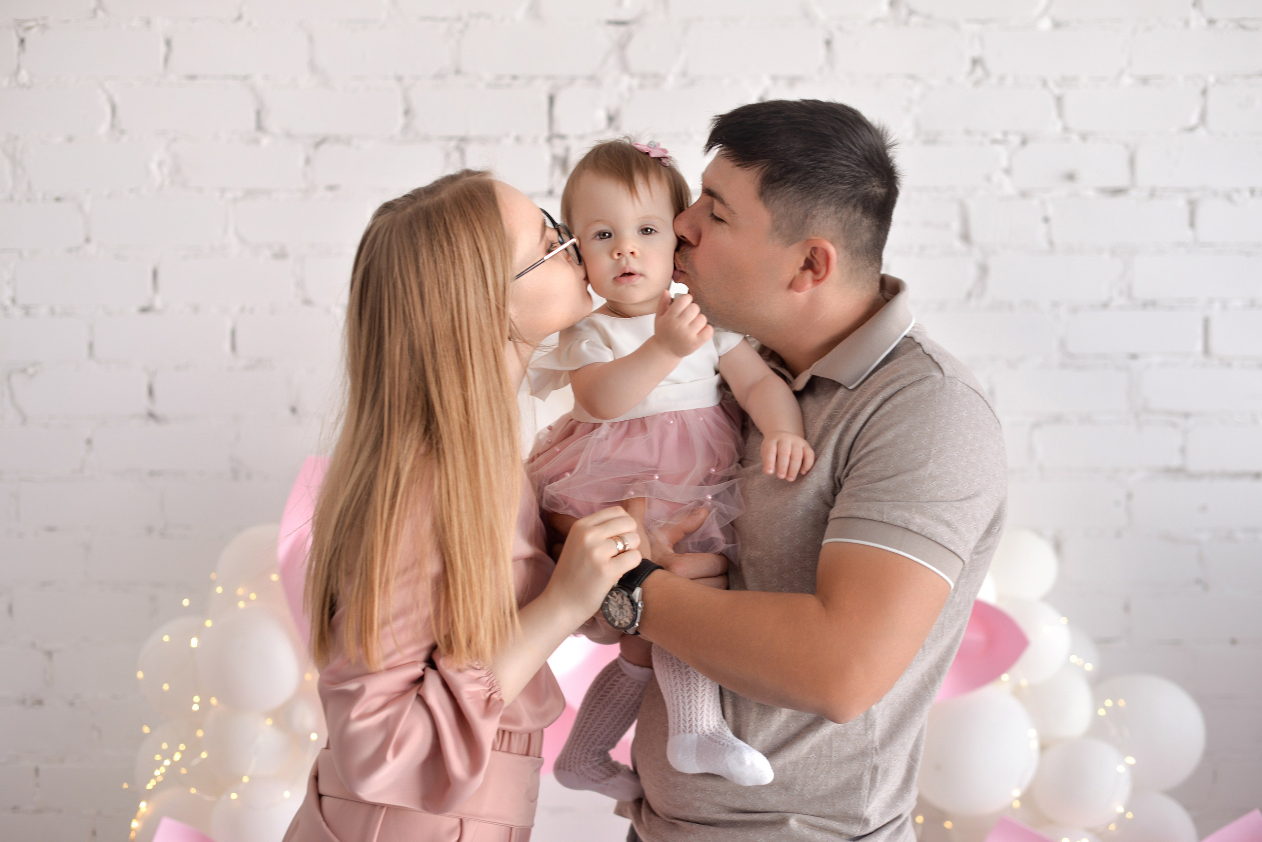 Ариана 1 годик с розовыми бантиками (Рита и Игорь родители). Семейный и свадебный фотограф Галина Абакумова, фотосессии в Белгороде