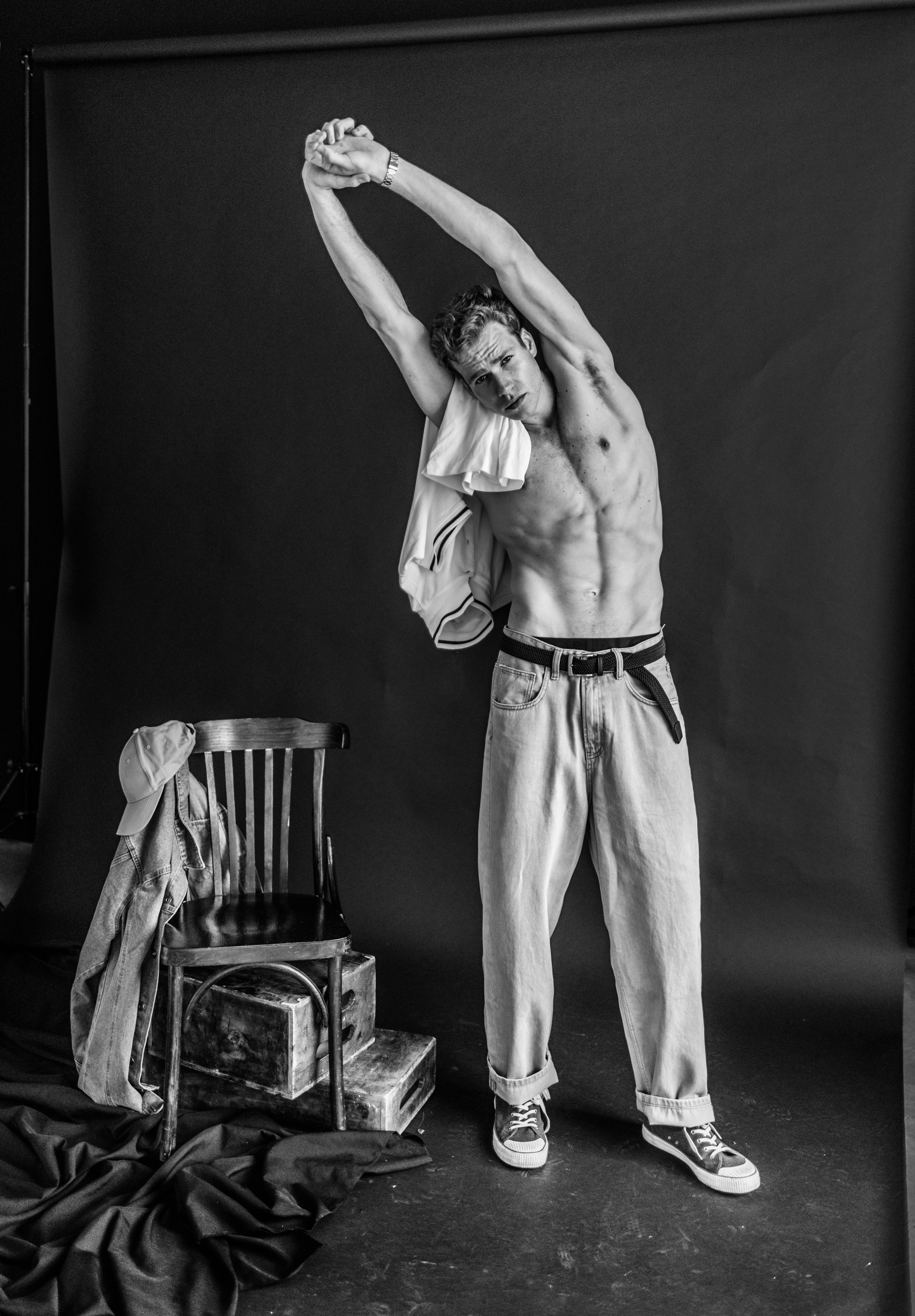 Черно-белый портрет, передающий силу и характер мужчины