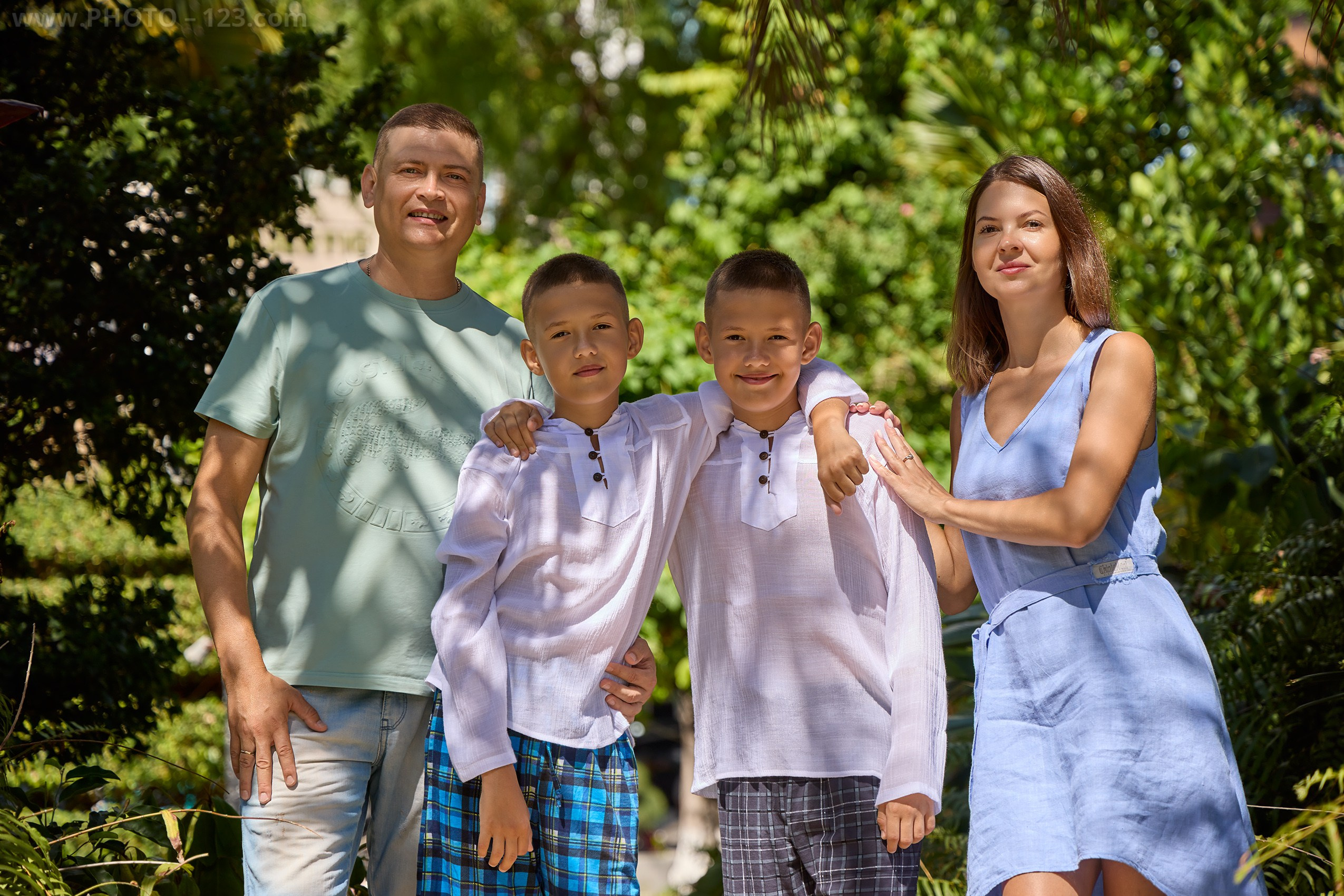 Warm family portrait with twin boys in a tropical park | High-end gear: Canon EOS R5
