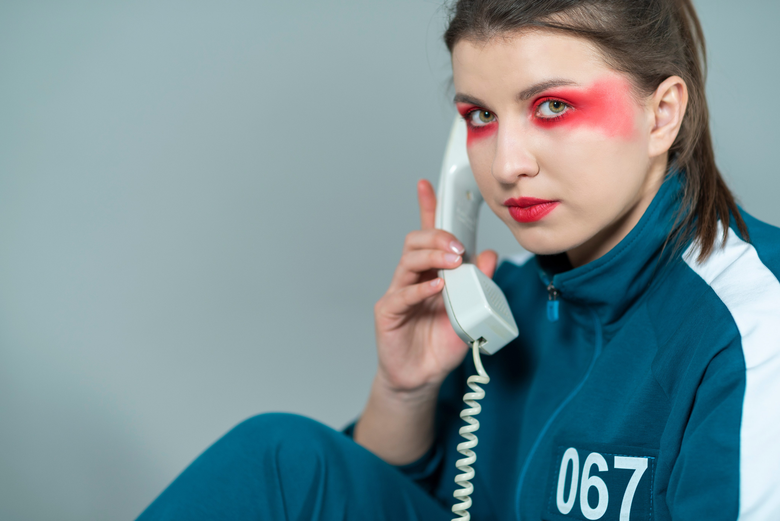 Фотопроект самоизоляция, сомнамбула, сновидческие видения, философия, одиночество, арт-фотография. девушка с красным макияжем и телефонной трубкой