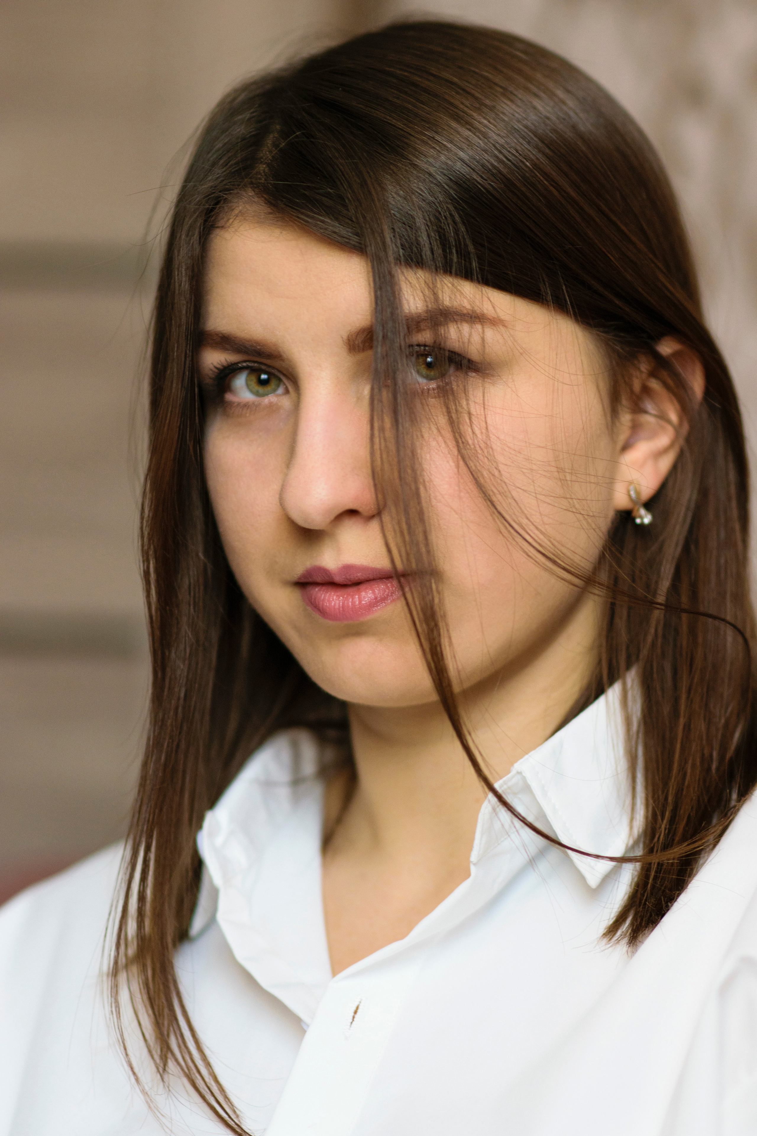 портрет девушки крупный план, белая рубашка, брюнетка