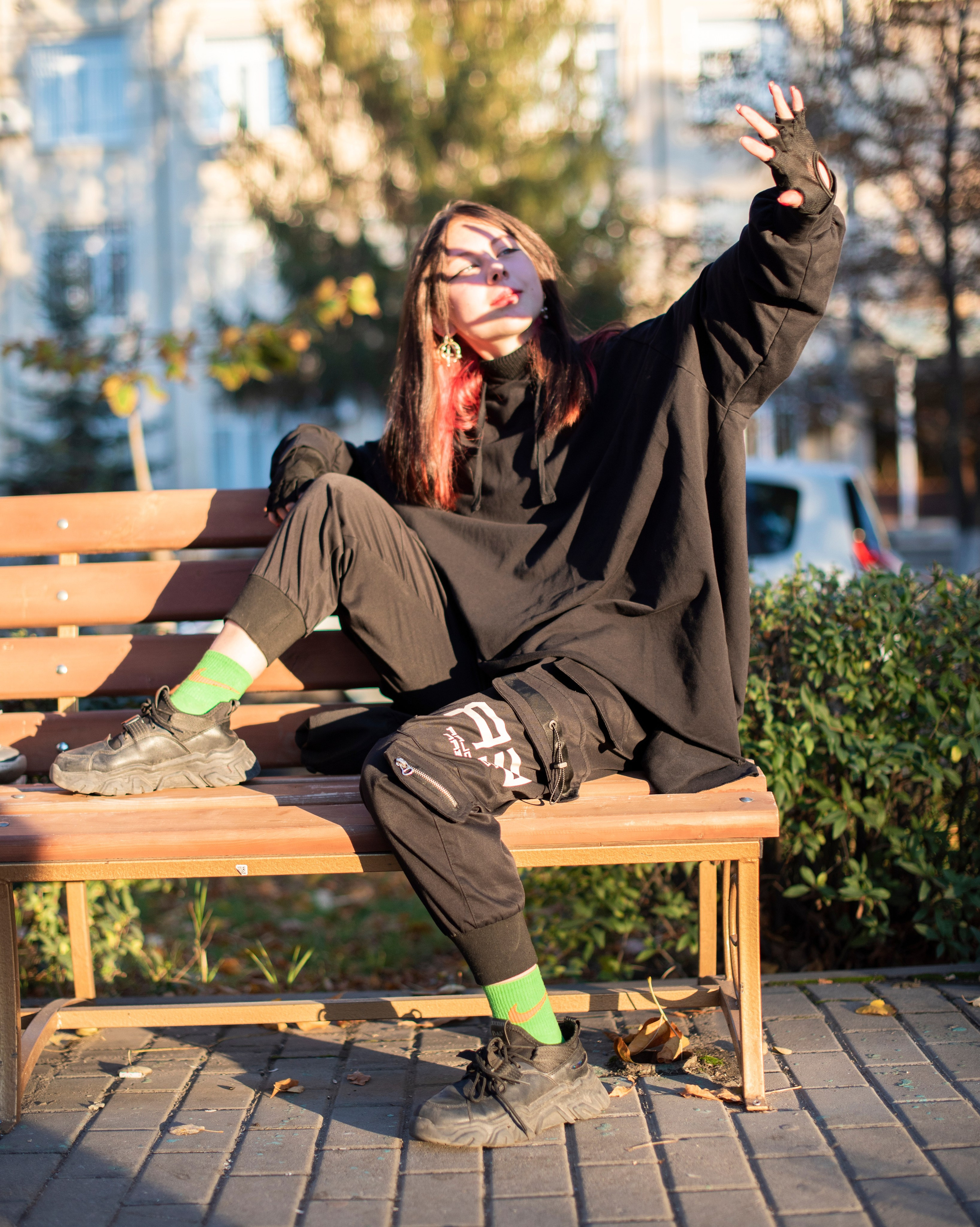 девушка-студентка. чёрный балахон. чёрно-красные волосы. серьги. каменск-шахтинский