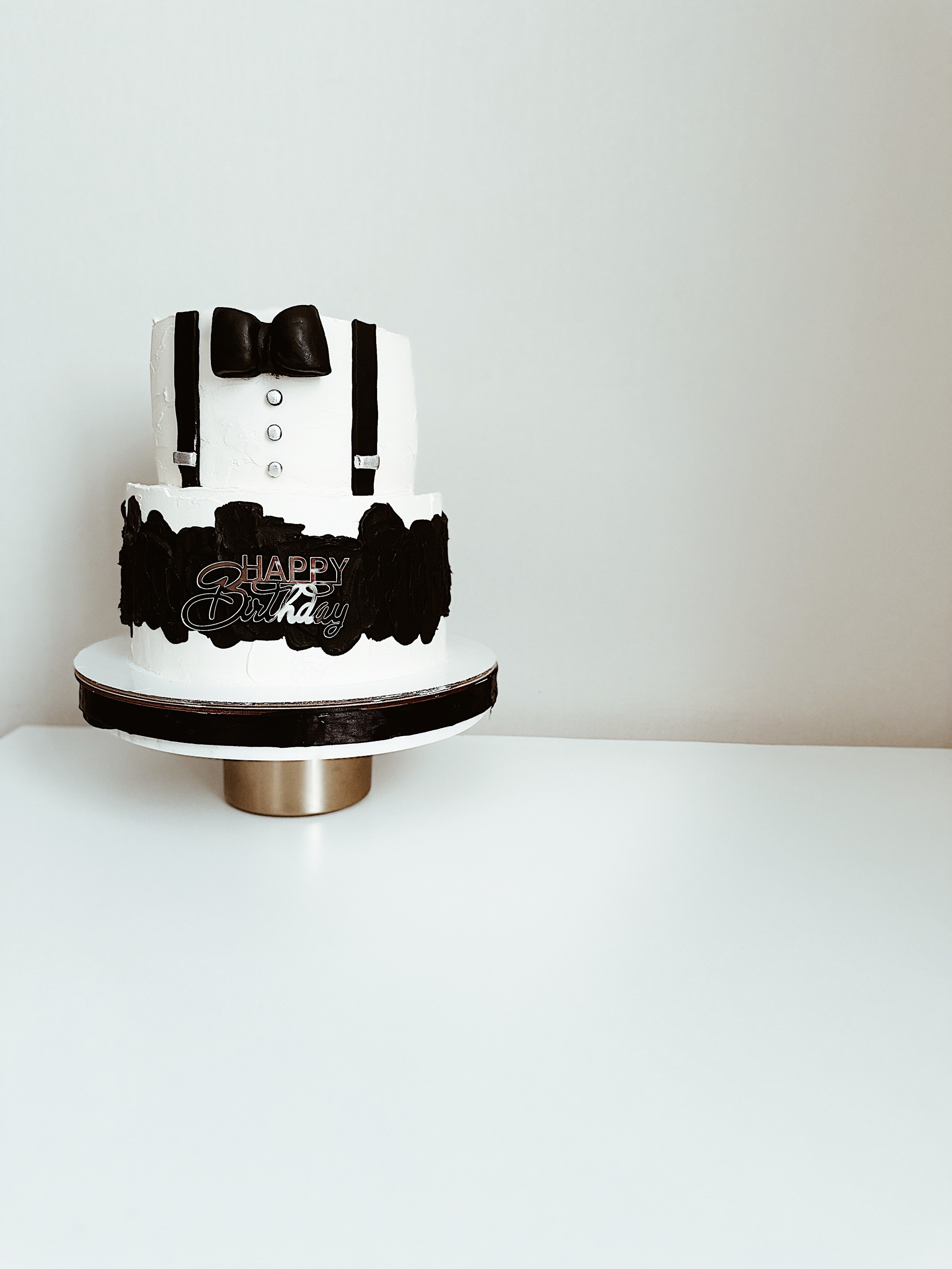 Торт Смокинг. Арт-кондитер в Москве Маша Шафран