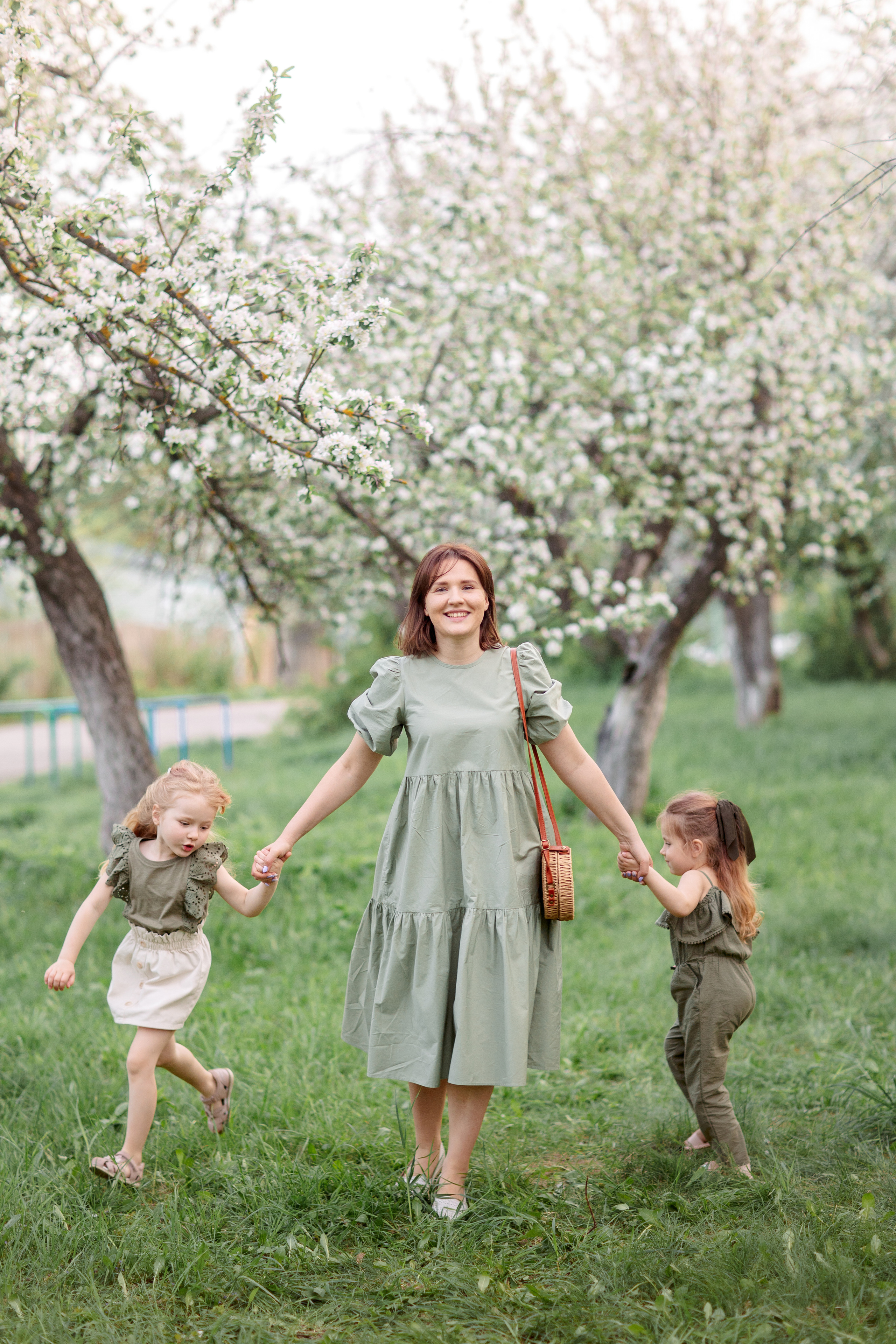 Семейная фотосессия в цветущих садах. Весна 2021. Семейный и детский фотограф в Пензе Анна Михайлова