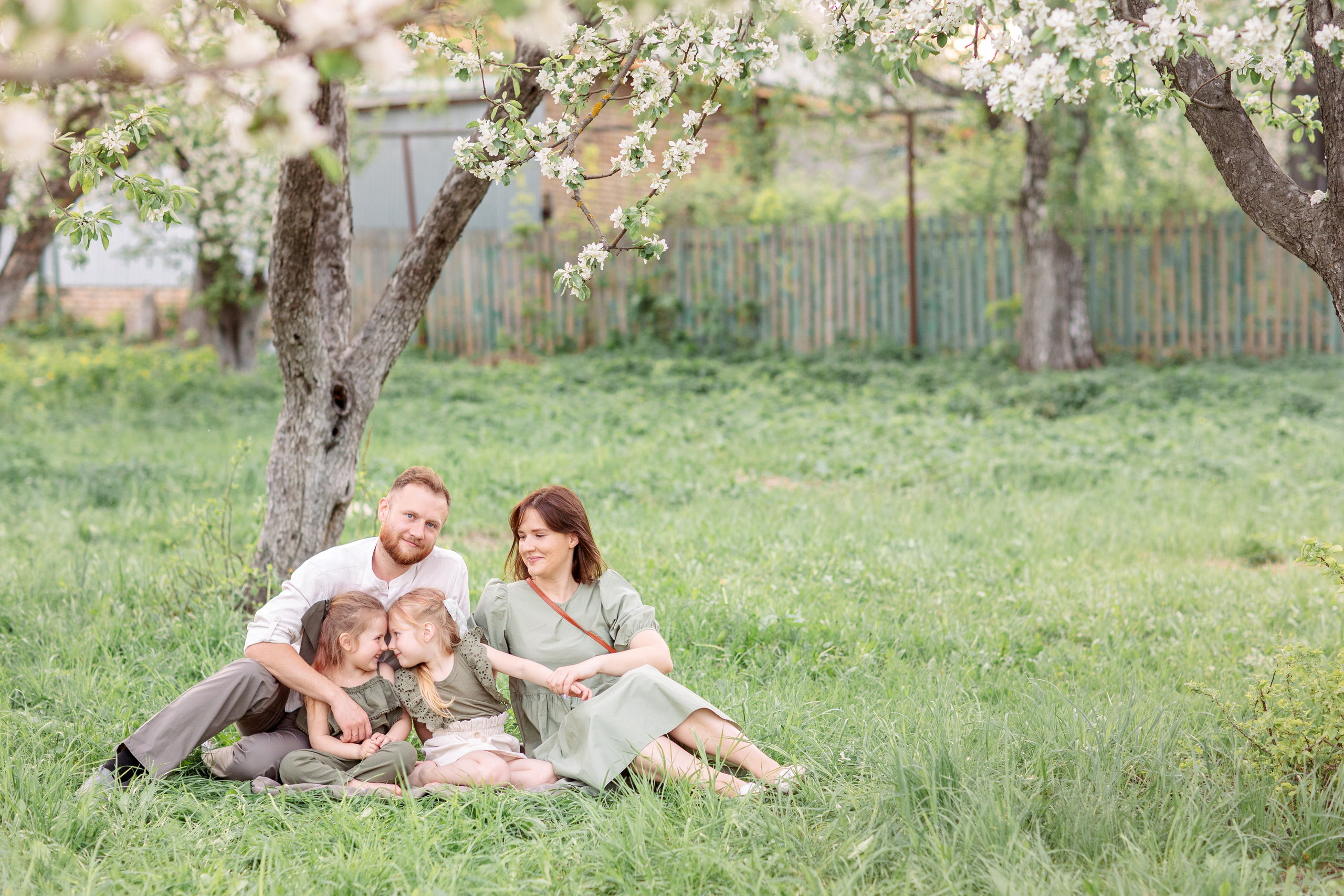 Семейная фотосессия в цветущих садах. Весна 2021. Семейный и детский фотограф в Пензе Анна Михайлова