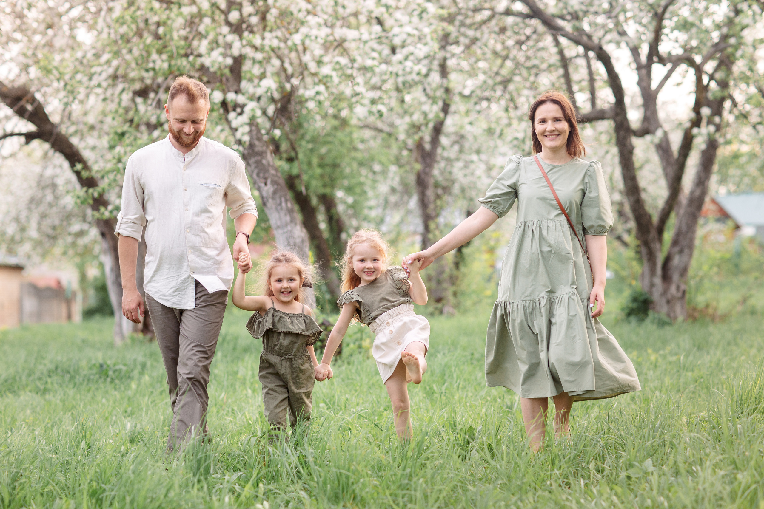 Семейная фотосессия в цветущих садах. Весна 2021. Семейный и детский фотограф в Пензе Анна Михайлова