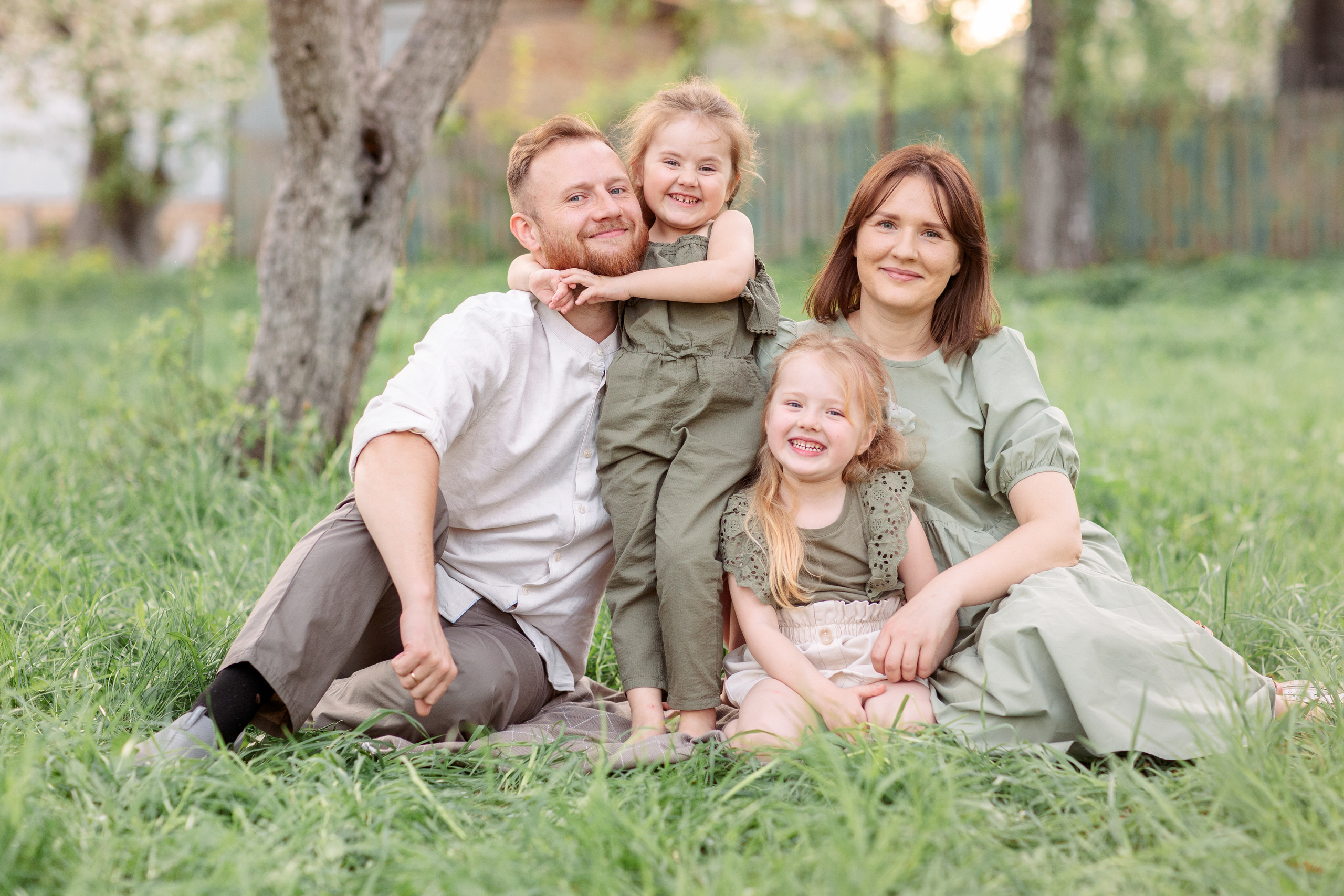 Семейная фотосессия в цветущих садах. Весна 2021. Семейный и детский фотограф в Пензе Анна Михайлова