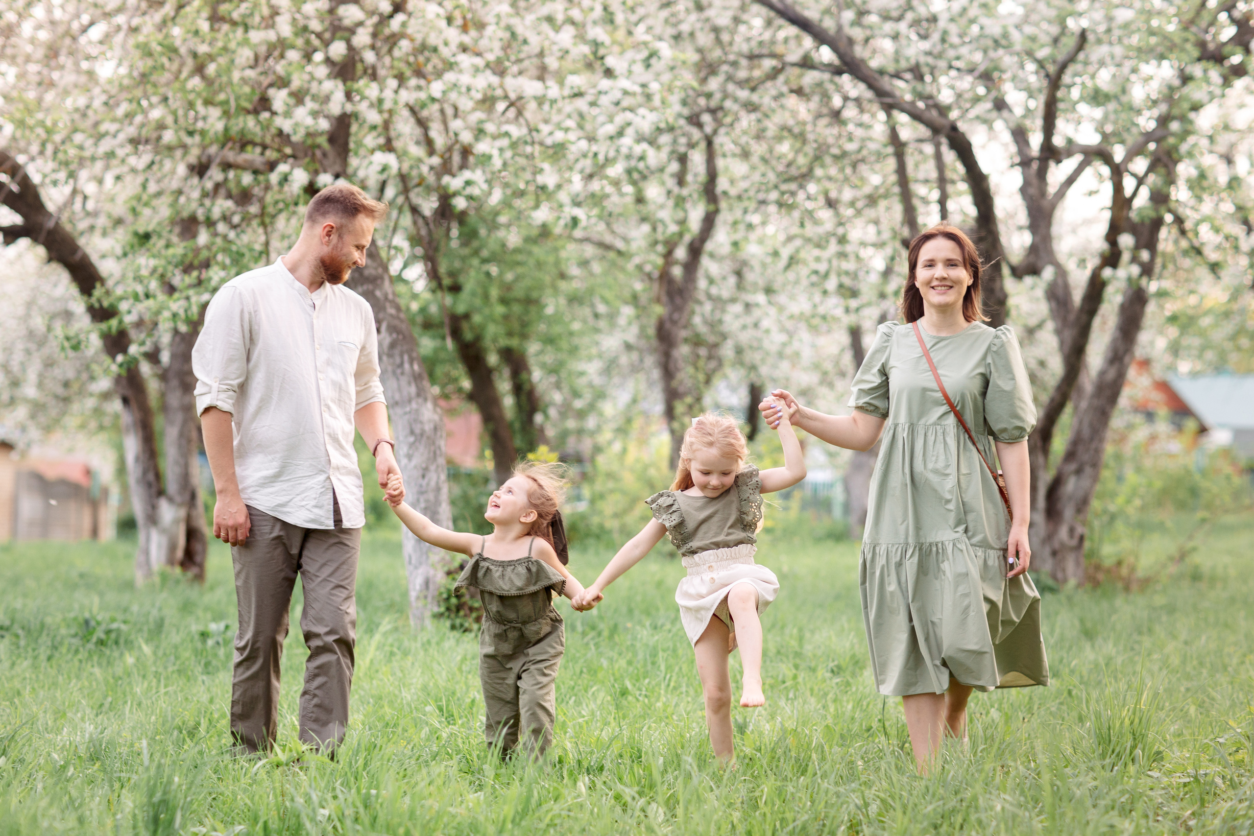 Семейная фотосессия в цветущих садах. Весна 2021. Семейный и детский фотограф в Пензе Анна Михайлова