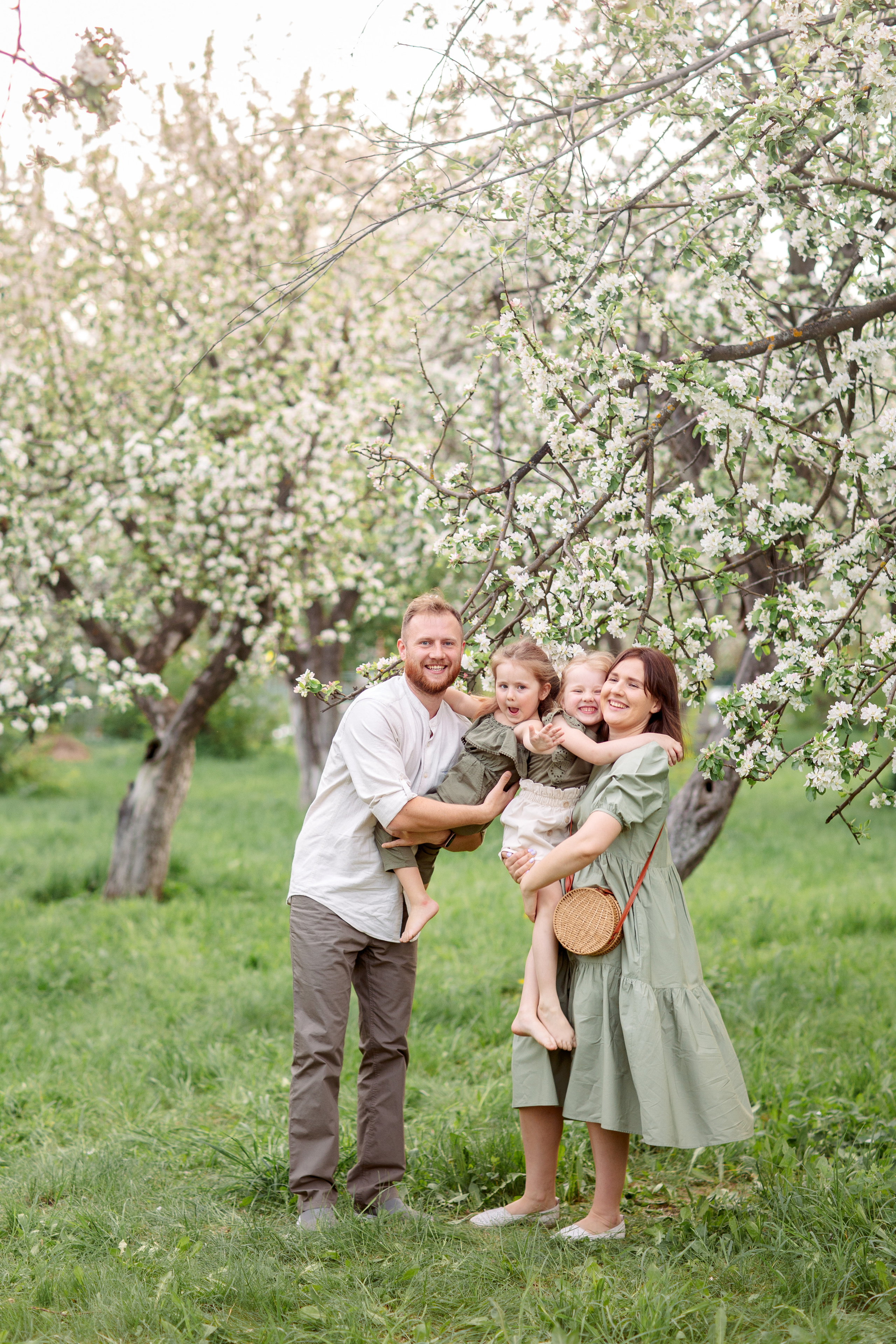 Семейная фотосессия в цветущих садах. Весна 2021. Семейный и детский фотограф в Пензе Анна Михайлова