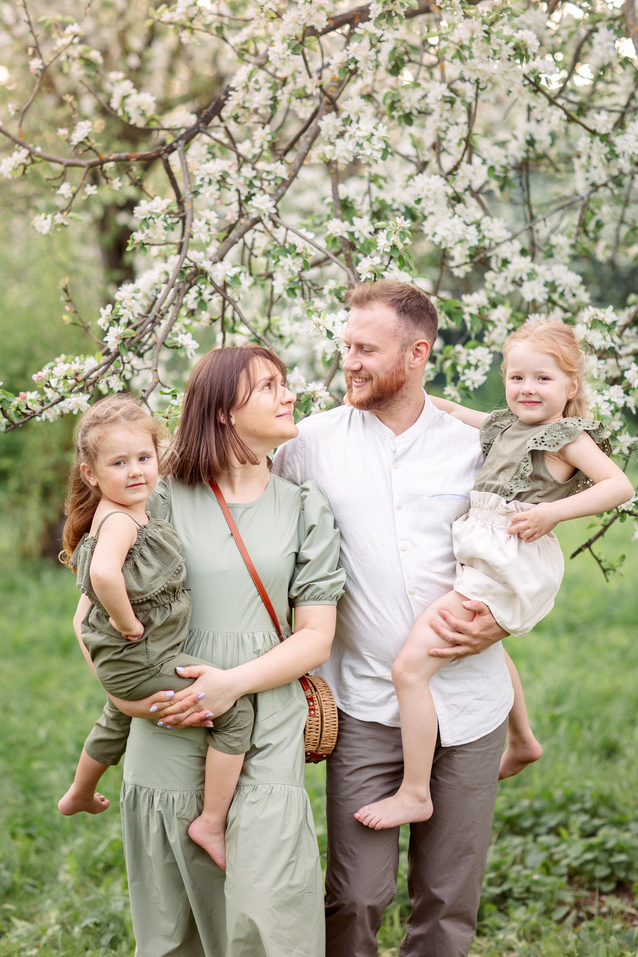 Семейная фотосессия в цветущих садах. Весна 2021. Семейный и детский фотограф в Пензе Анна Михайлова