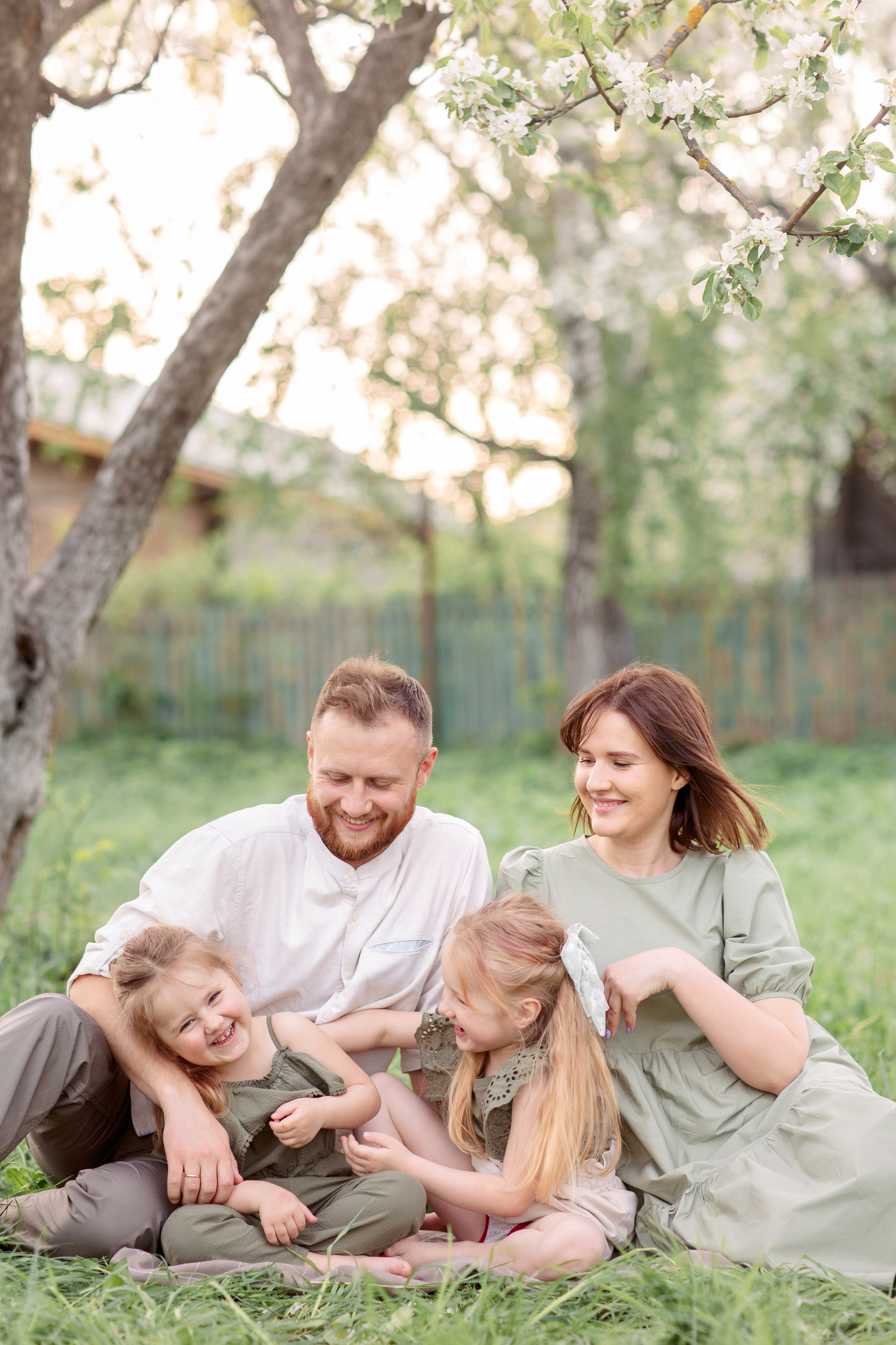 Семейная фотосессия в цветущих садах. Весна 2021. Семейный и детский фотограф в Пензе Анна Михайлова