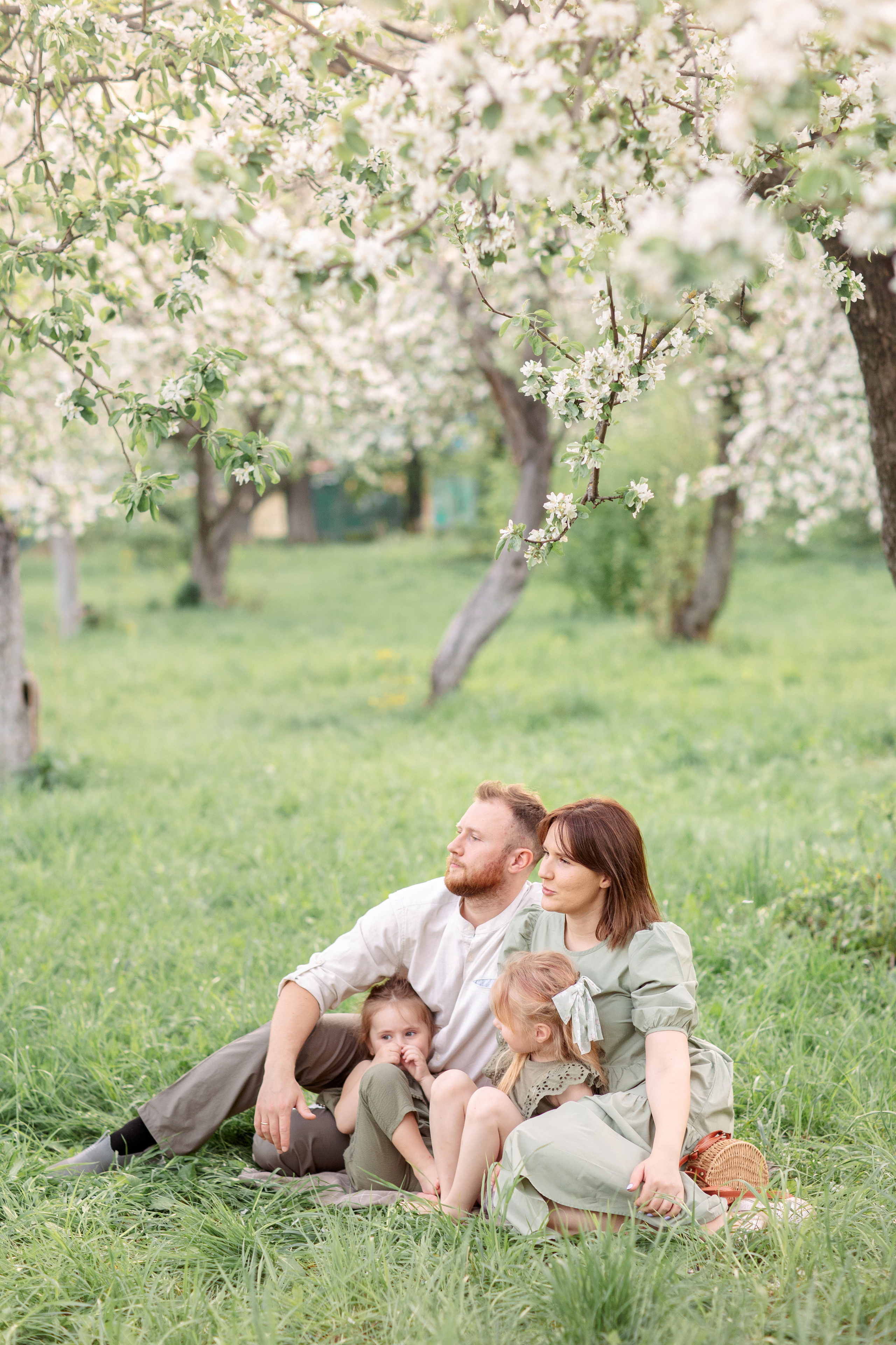 Семейная фотосессия в цветущих садах. Весна 2021. Семейный и детский фотограф в Пензе Анна Михайлова