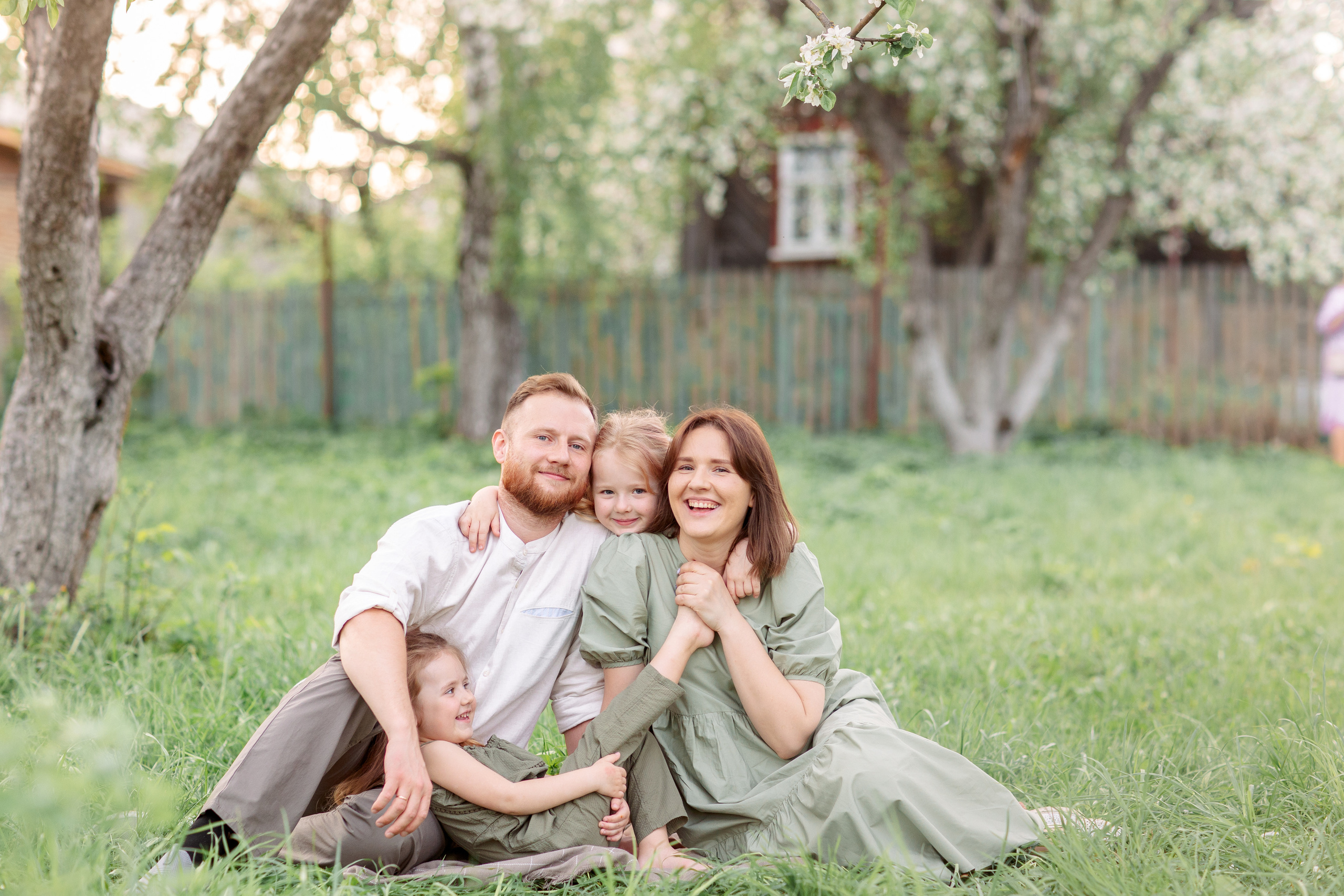 Семейная фотосессия в цветущих садах. Весна 2021. Семейный и детский фотограф в Пензе Анна Михайлова