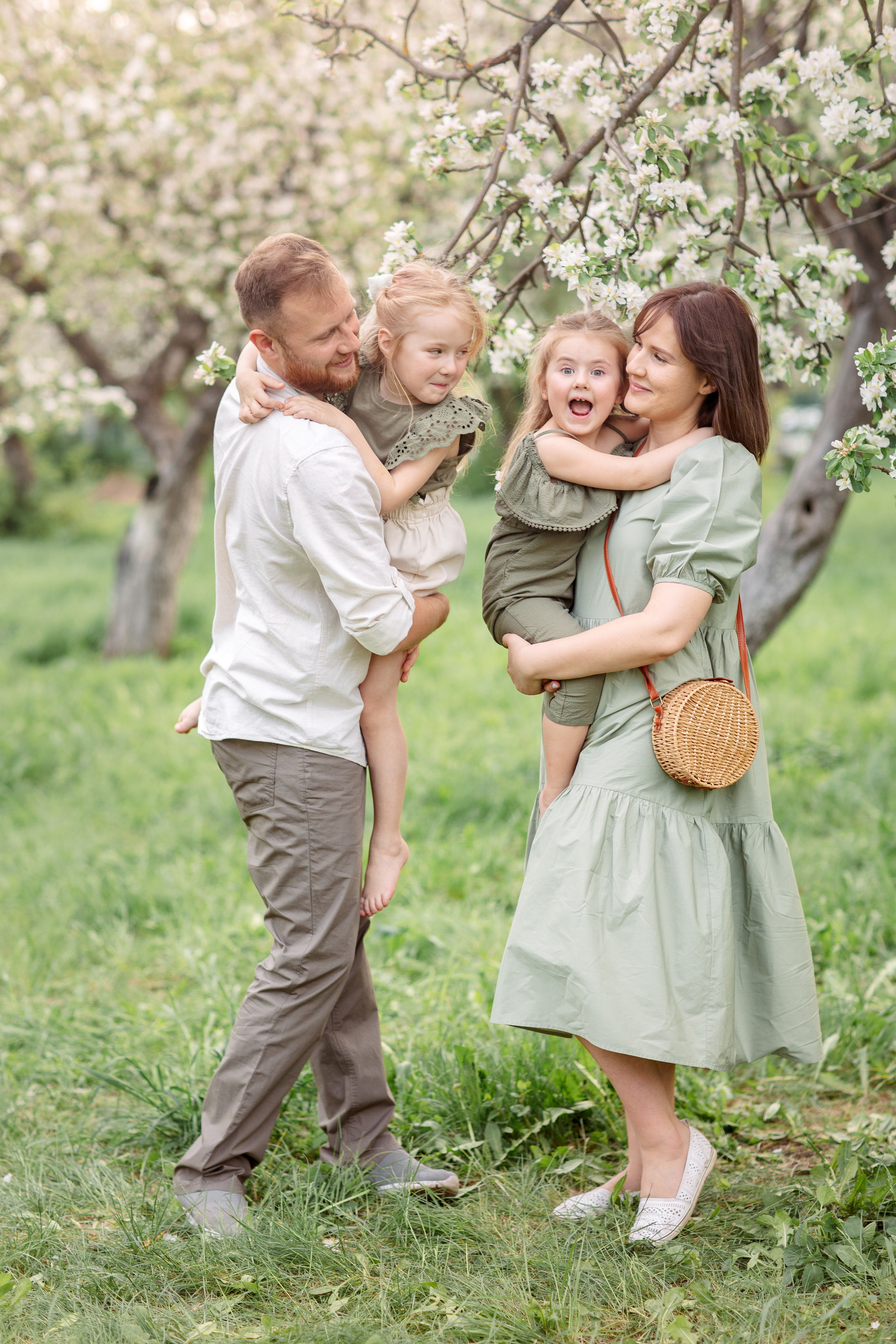 Семейная фотосессия в цветущих садах. Весна 2021. Семейный и детский фотограф в Пензе Анна Михайлова
