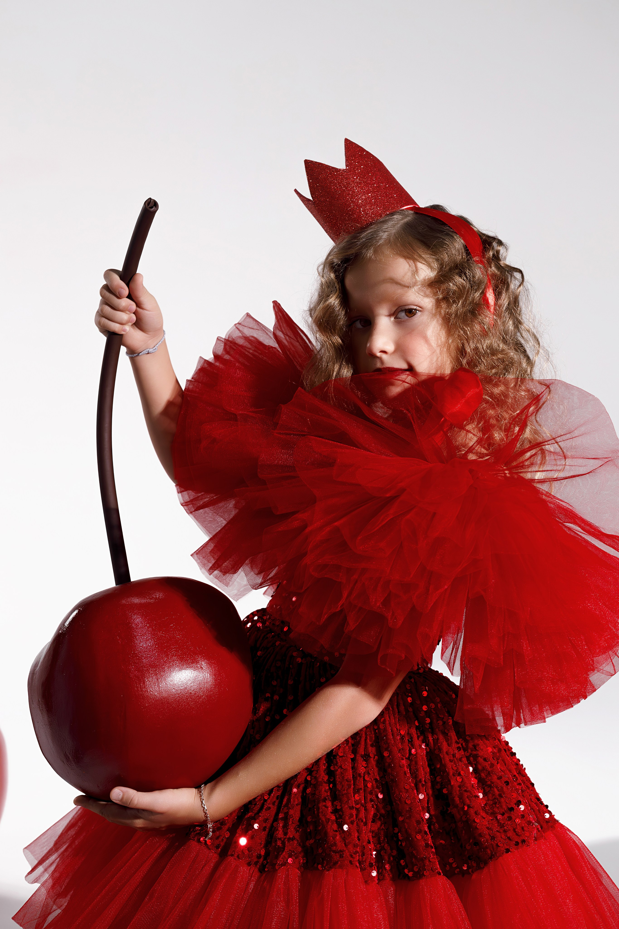 Девочка в образе вишневой принцессы