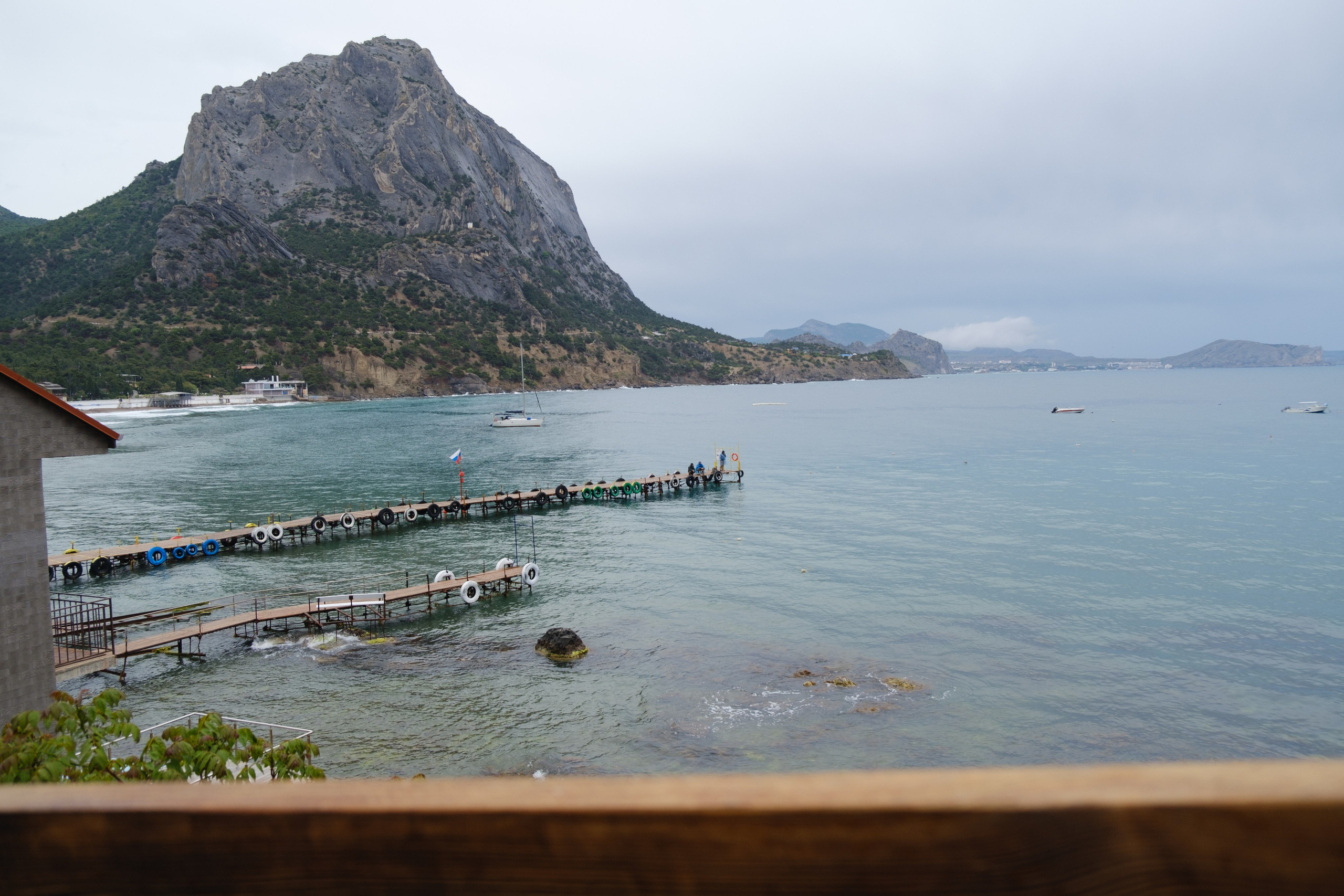 Свадебная фотосессия на Тропе Глицина Судак. Профессиональная фотосъемка в Крыму. Натуральные эмоции и живые кадры. Забронируйте дату прямо сейчас!