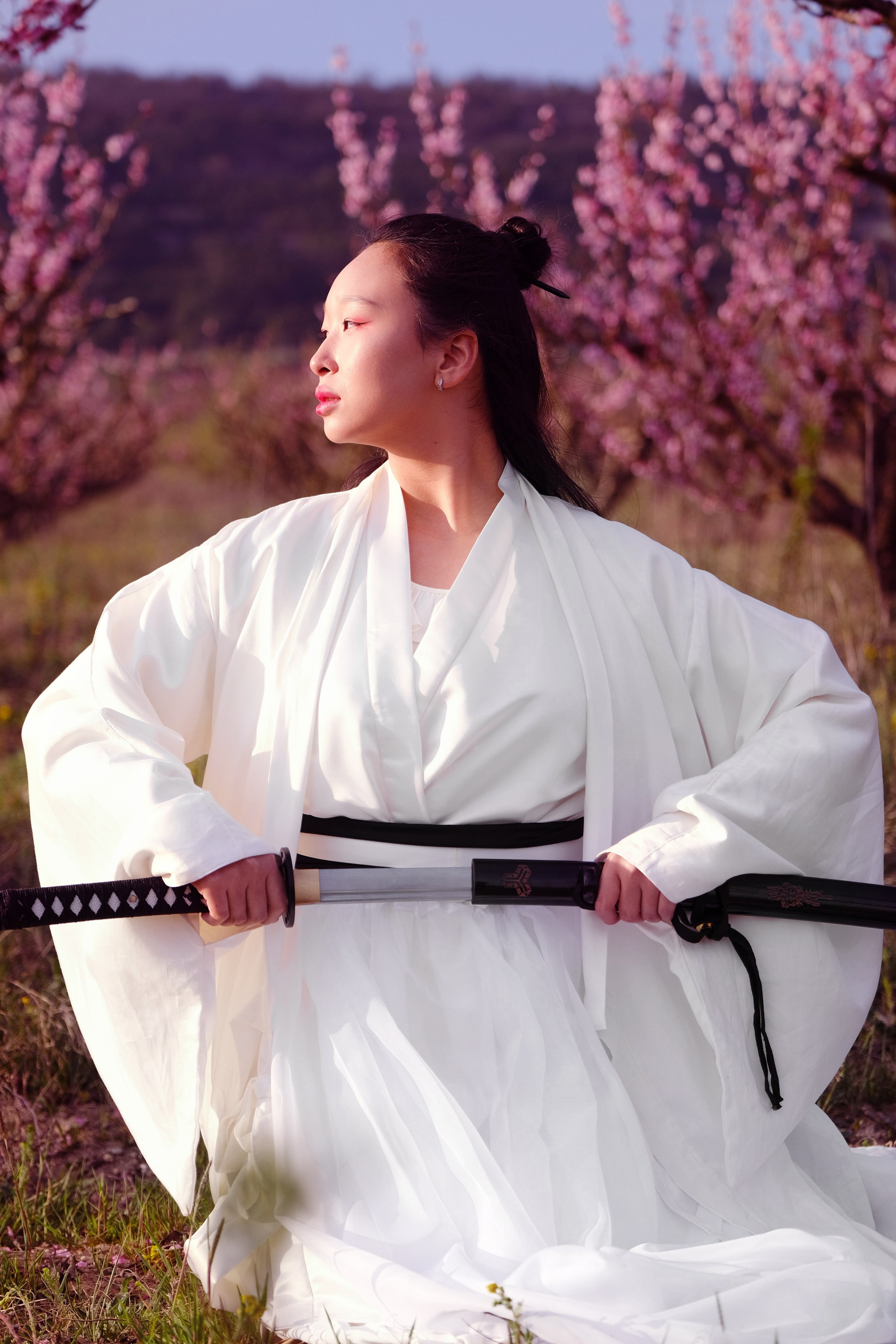 Фото в цветущих персиковых садах. Профессиональная фотосъемка в Крыму. Натуральные эмоции и живые кадры. Забронируйте дату прямо сейчас!