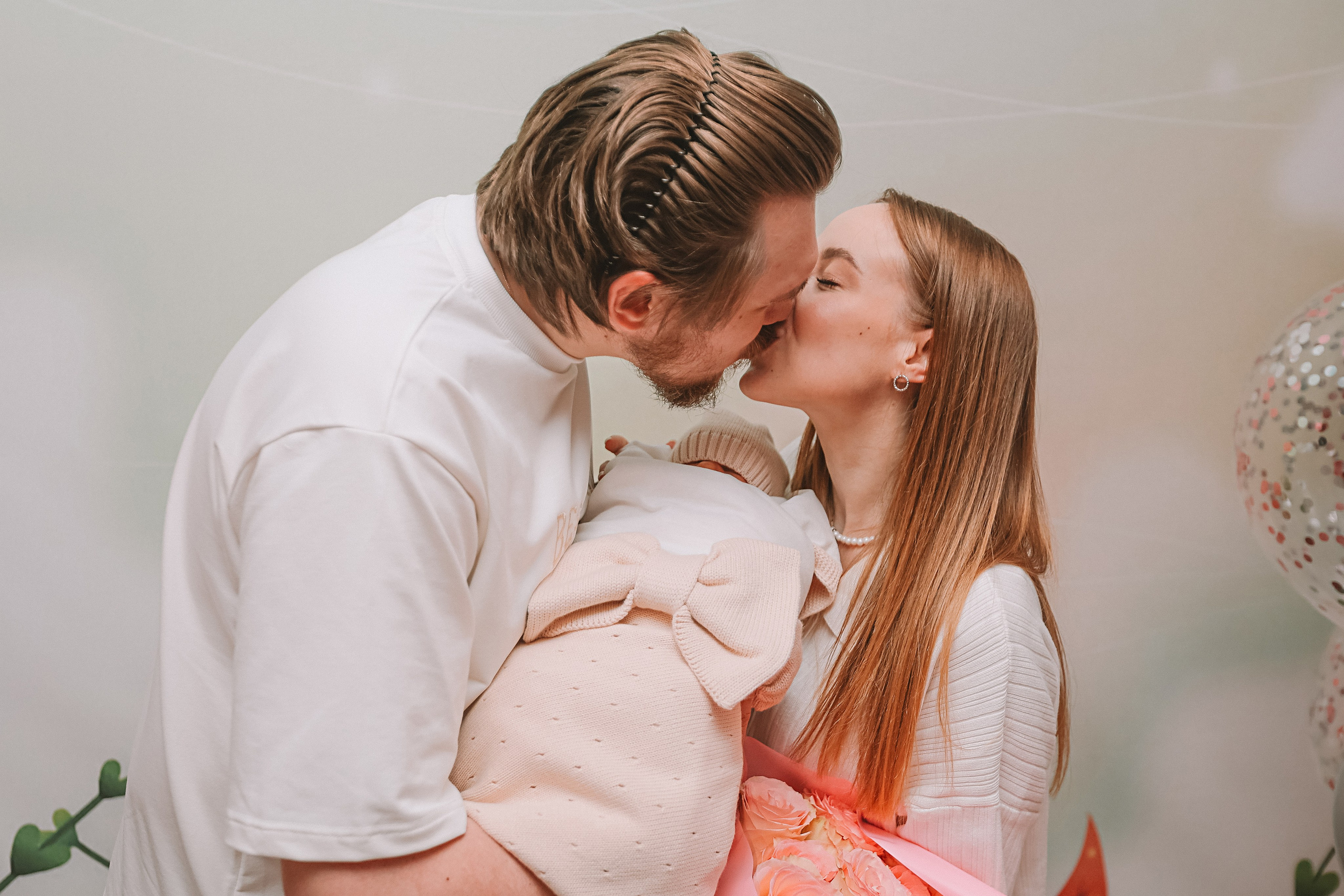 Выписка палата+внизу ПЦЭ. Семейный фотограф Тюмень, фотограф на роды Салмина Мария