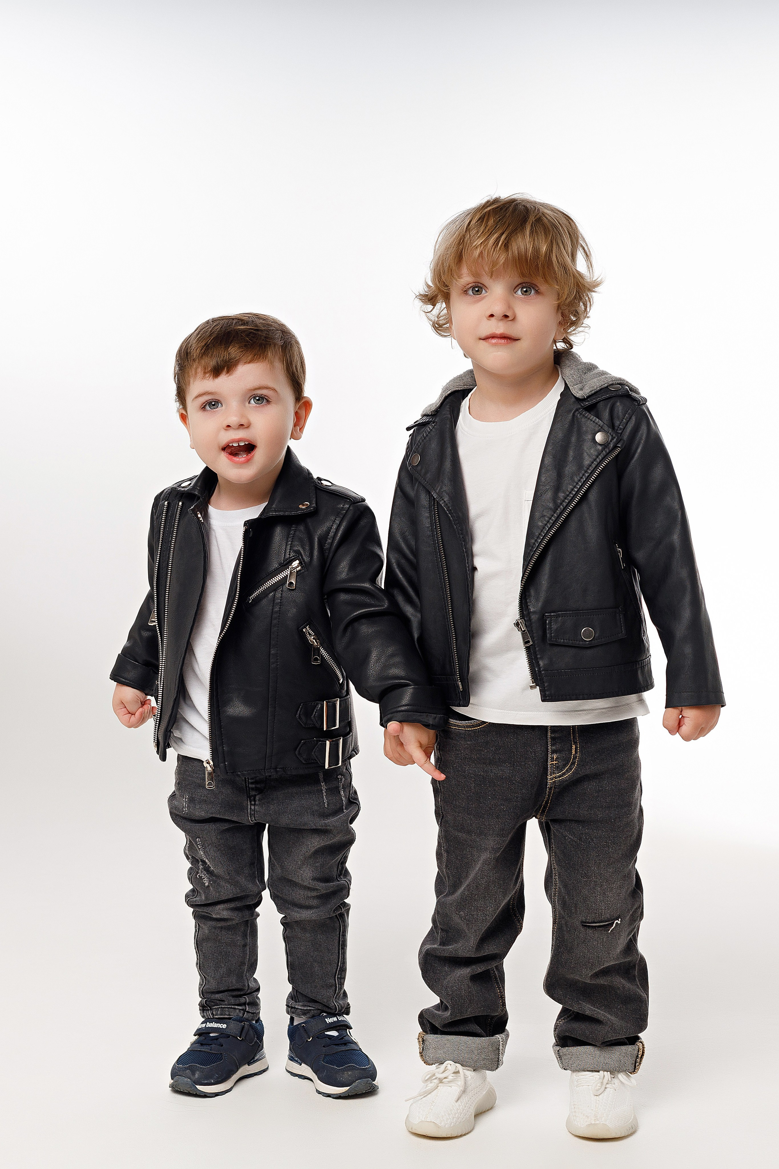 Фотосессия братьев в Сочи от детского фотографа. Детский студийный фотограф Сочи