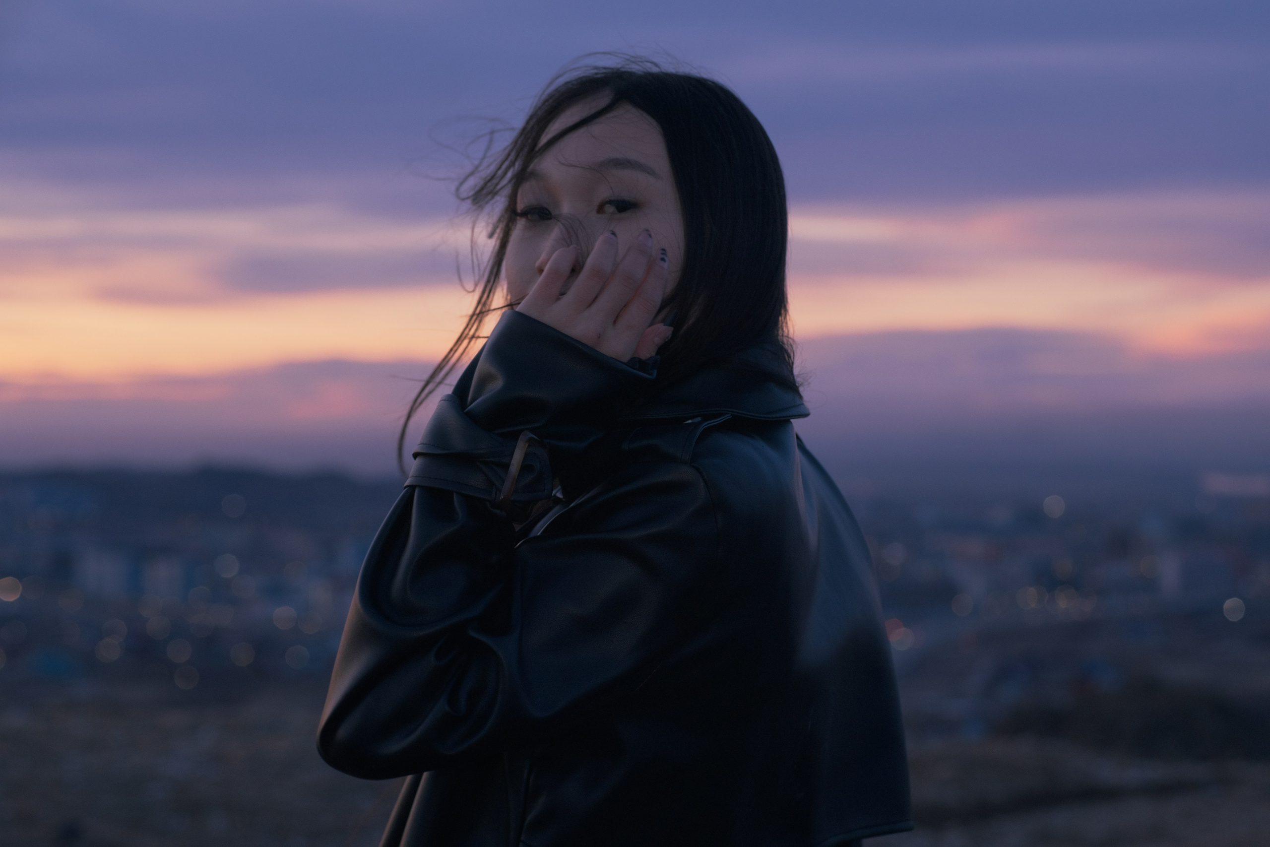 Ветер растрепал волосы Анель. Фотограф Коробова Екатерина