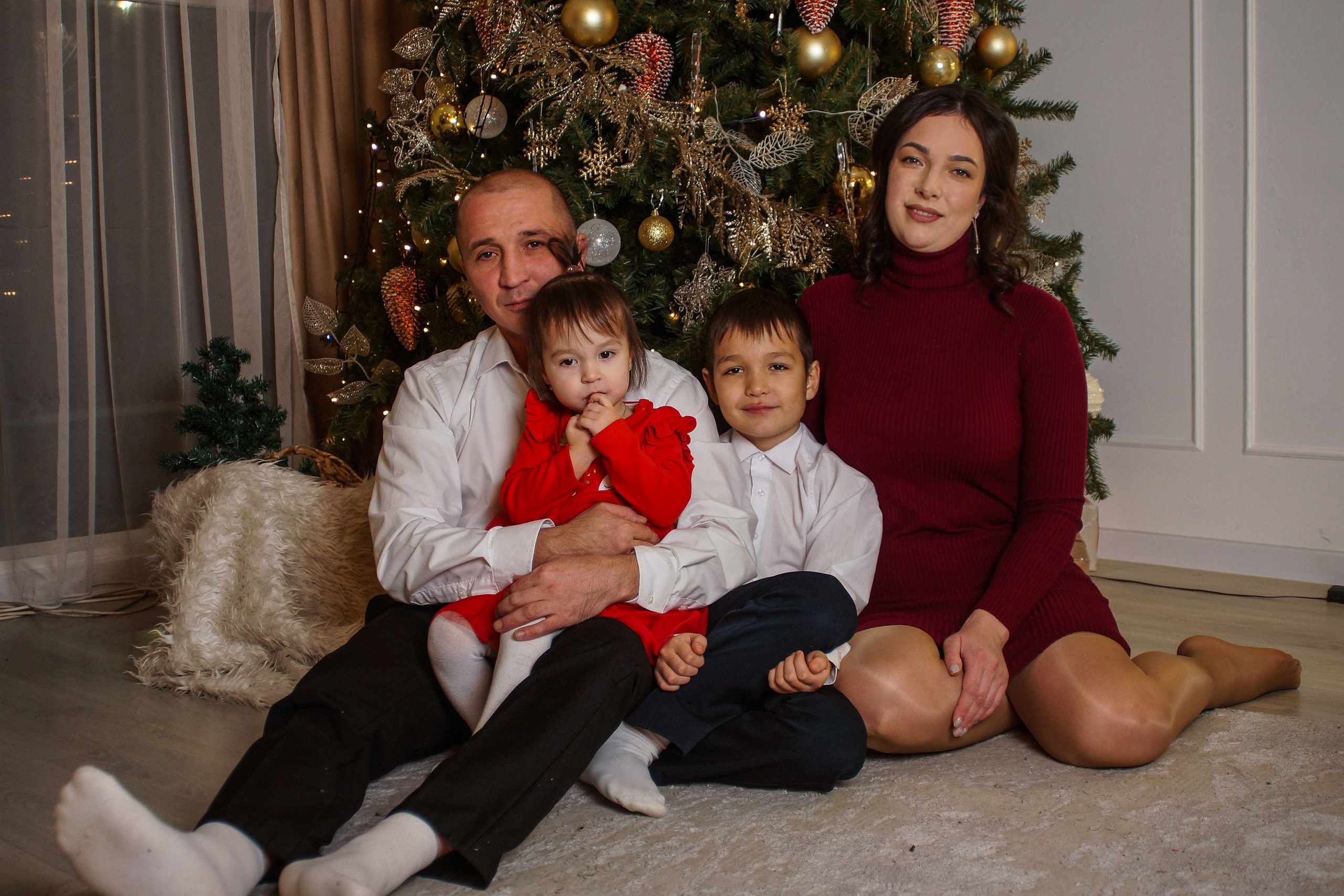 Студия (новогодняя семейная). Разноплановый фотограф в Москве