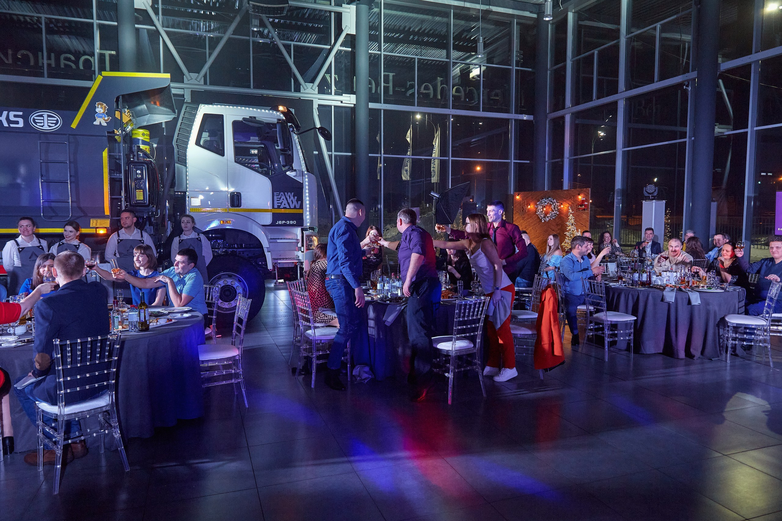 Транс-Инвест / Новогодний корпоратив на территории автосалона. Антон Артюшин, портретный фотограф. Москва