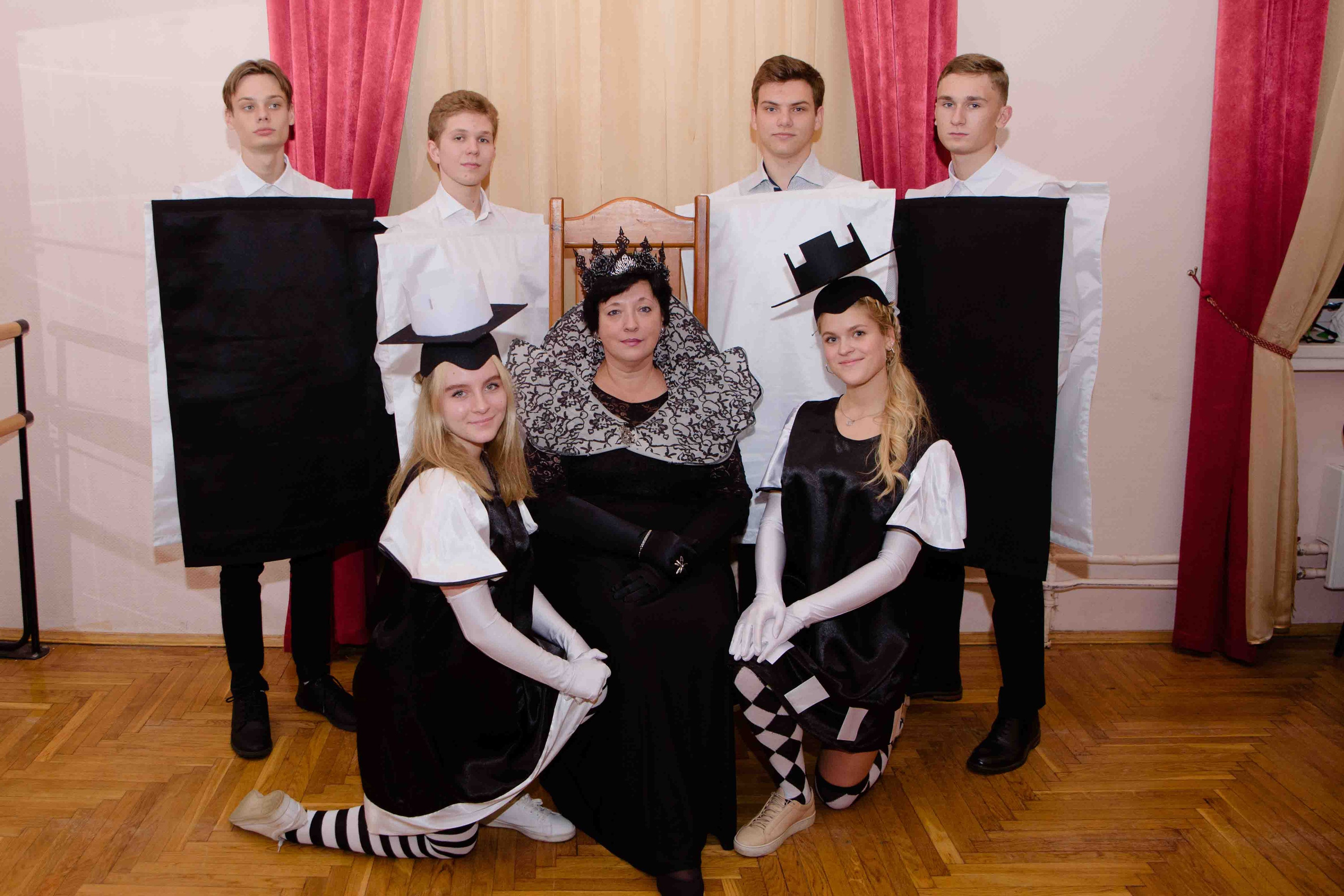 Школьники в стране чудес. Фотосессия в стиле Алисы. 2019 год. Фотограф и видеограф в Москве и Абу Даби Мария Кулагина