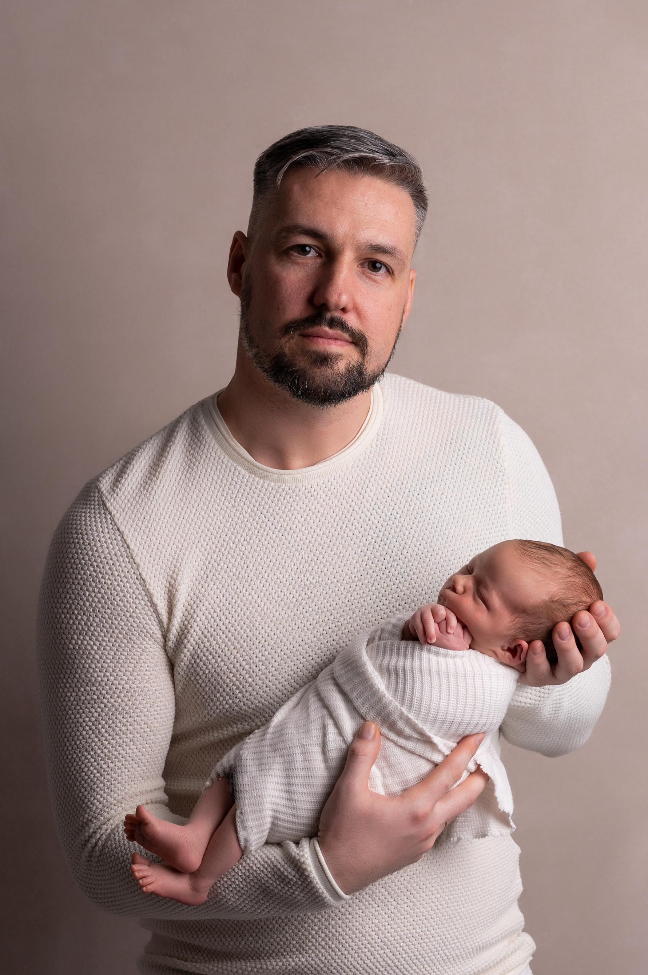папа с новорожденным малышом