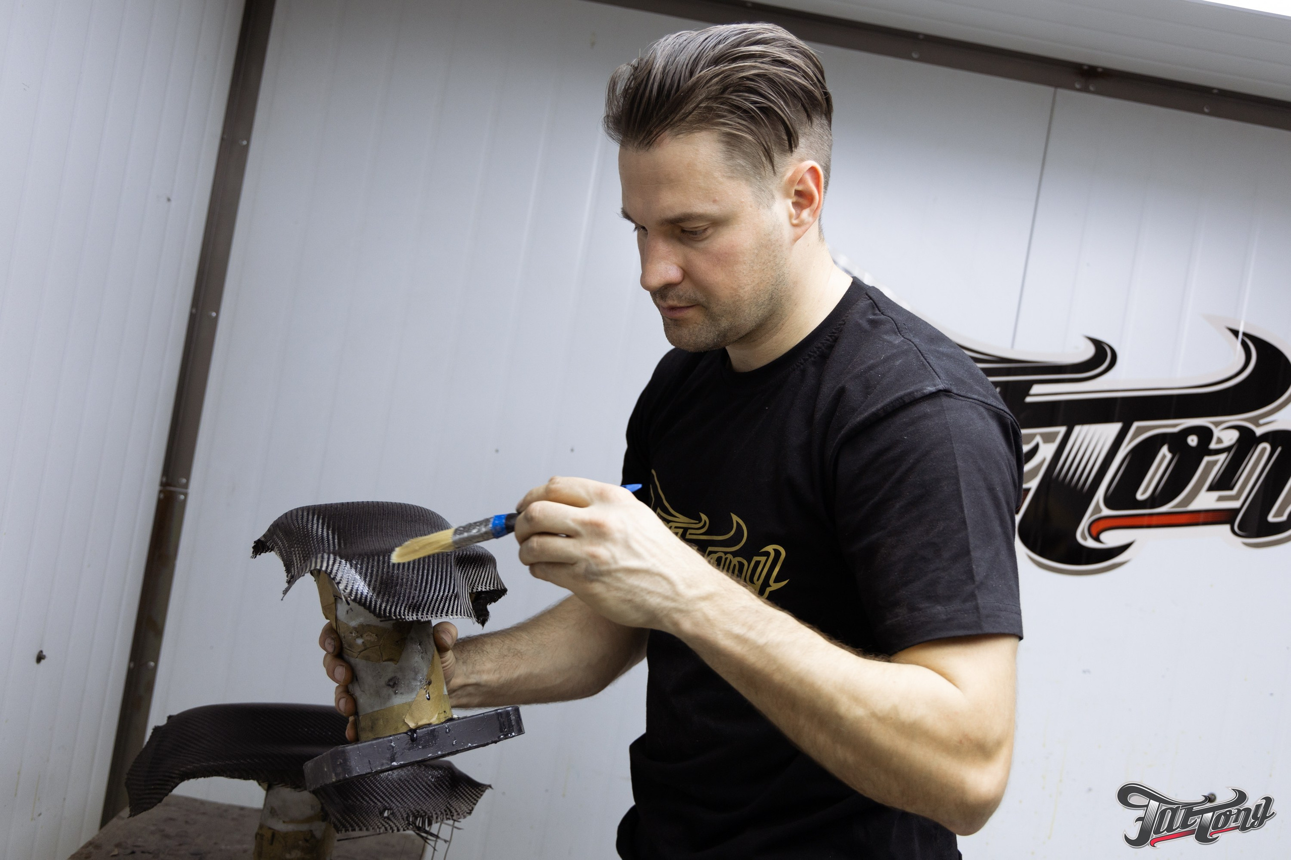 Ram 1500 ламинация карбоном, окрас шильдов, проушин, установка света в решетку. DeLorein