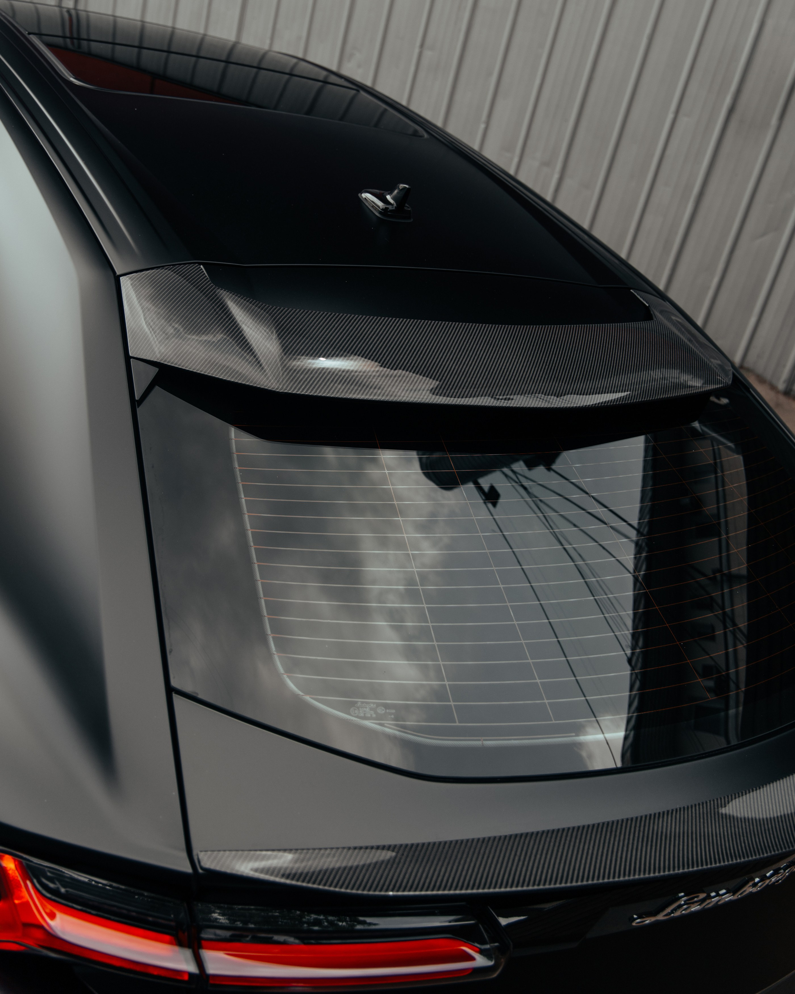 Lamborghini Urus ламинация карбоном вставок в капот, спойлеров, крышки багажника и зеркал. DeLorein