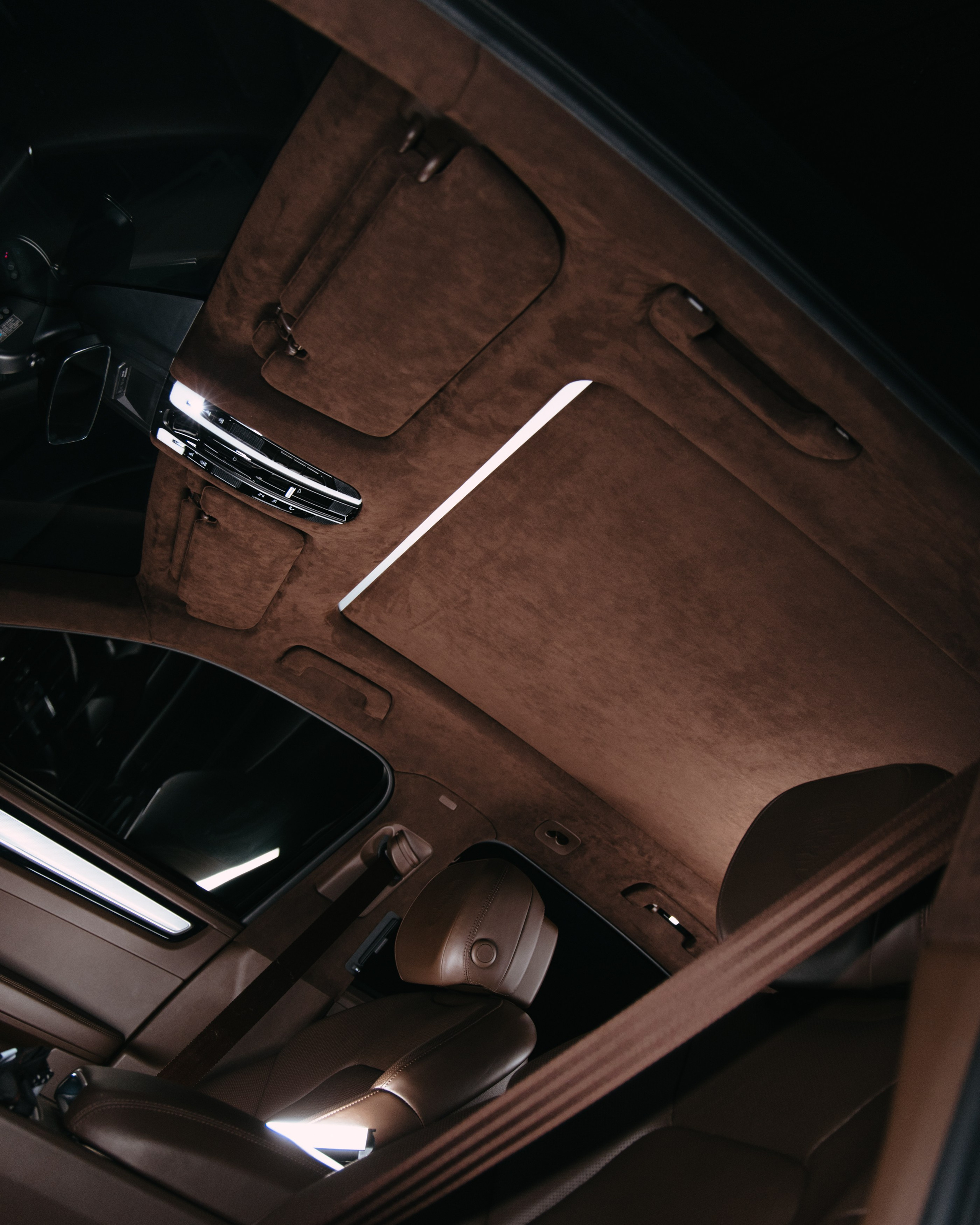 Porsche Сayenne пошив потолка в коричневую алькантару. DeLorein