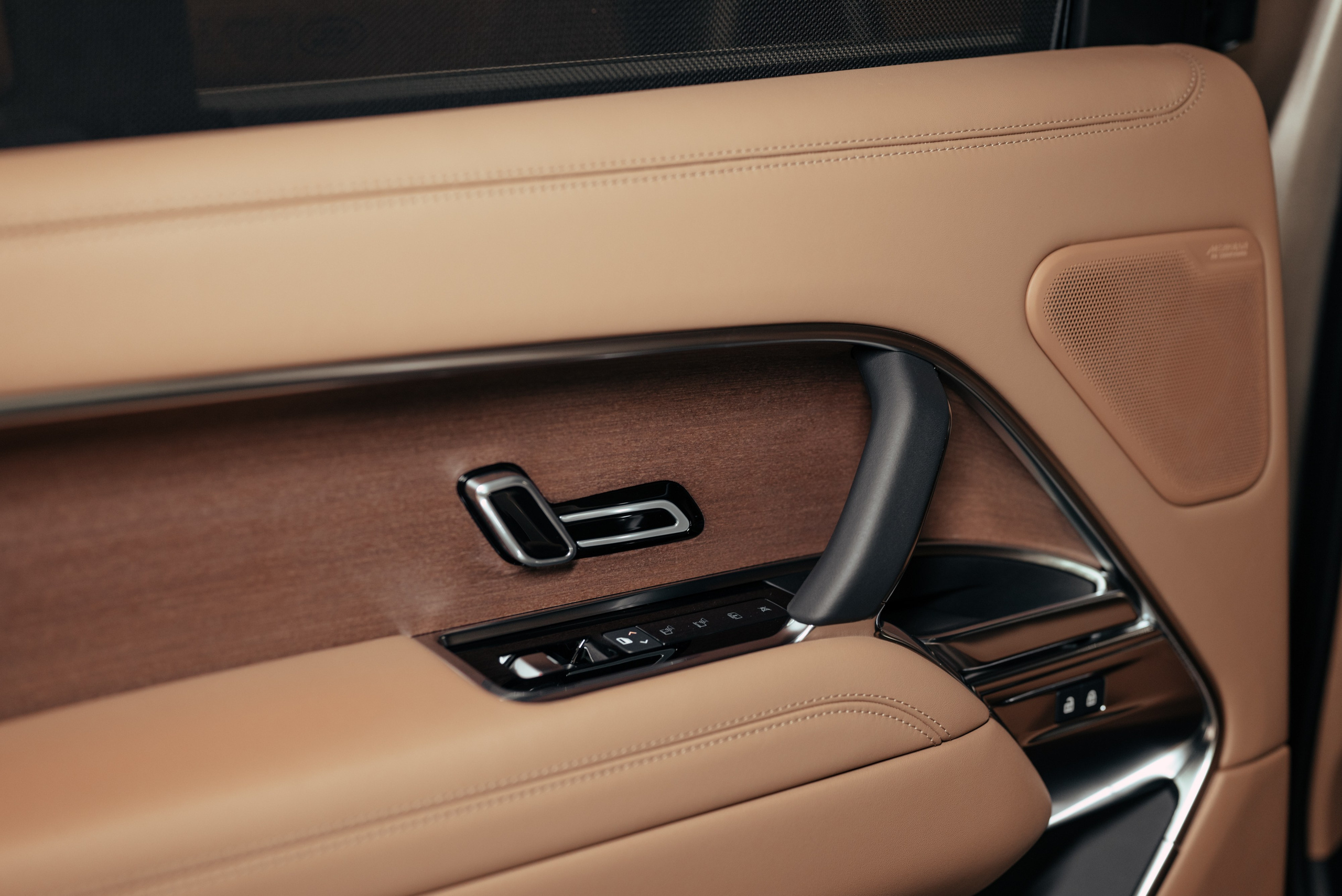 Range Rover gold on sand. DeLorein