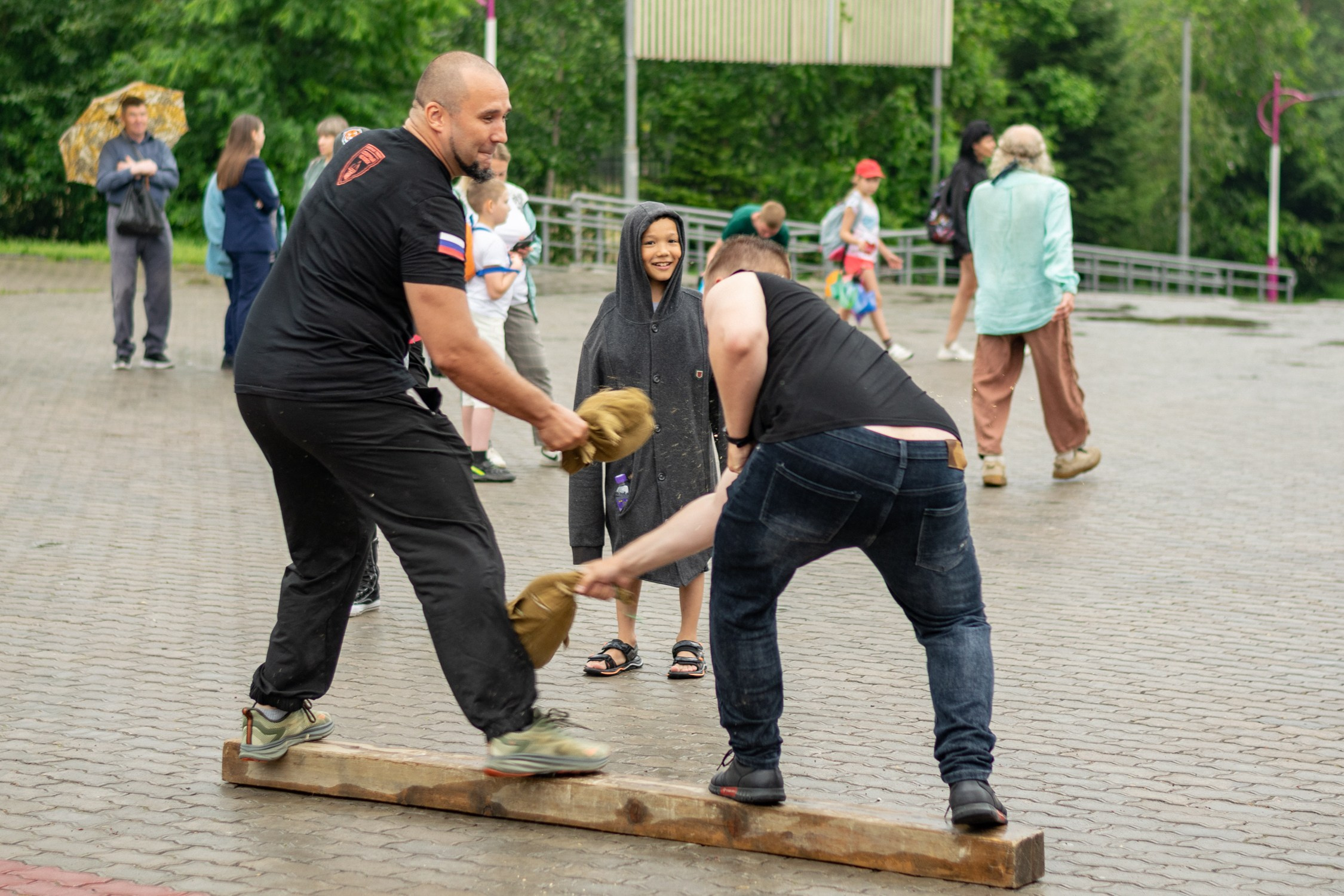 Антон Курдюмов фотограф в Хабаровске Рина Курдюмова фото27 foto27 Антон Дорофеев репортажный репортаж документалист Тони и Рина фотосоздатели День молодежи по-русски Хабаровск кинотеатр