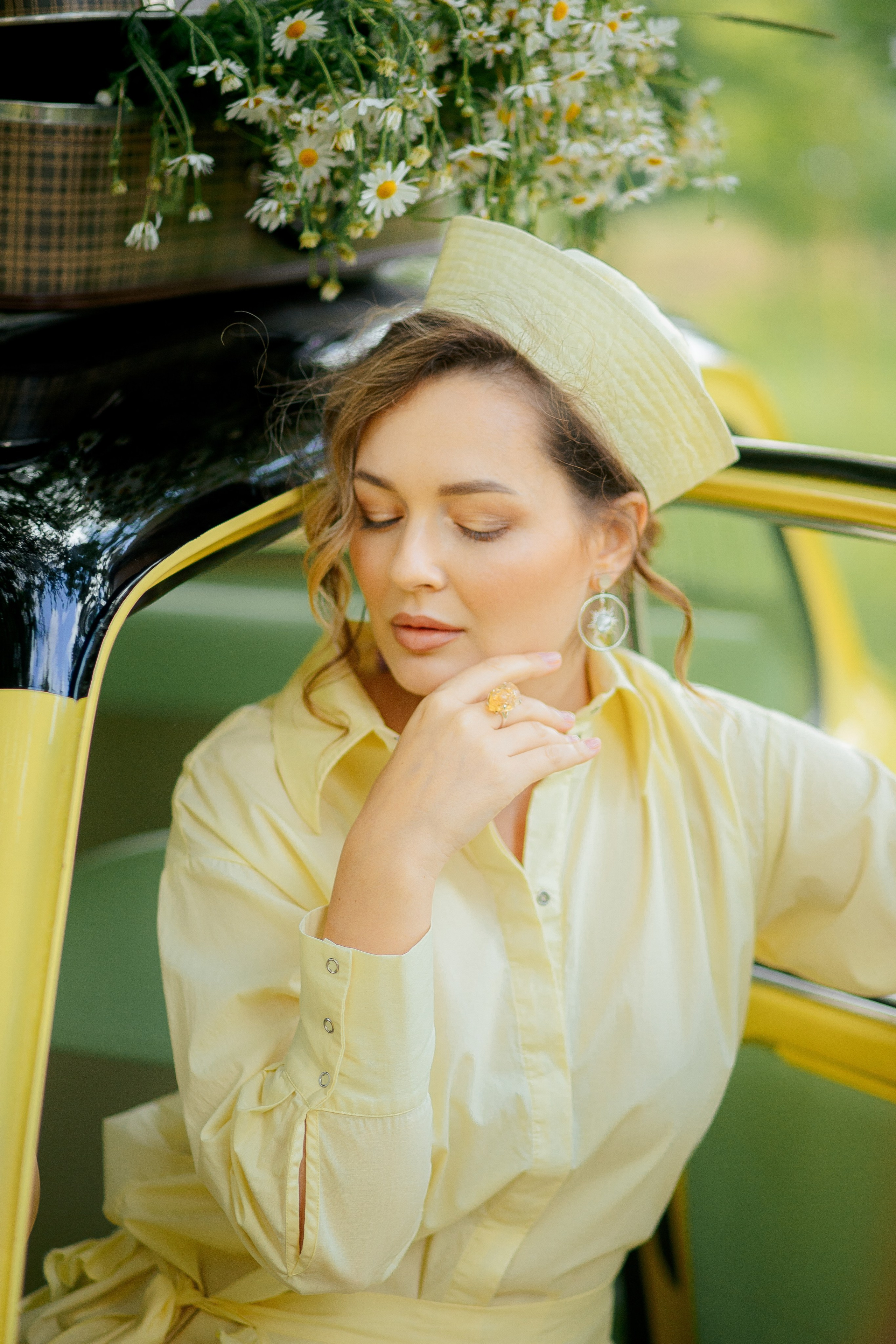 Ретро машинка с ромашками. Семейный детский фотограф. Фотосессия в Минске
