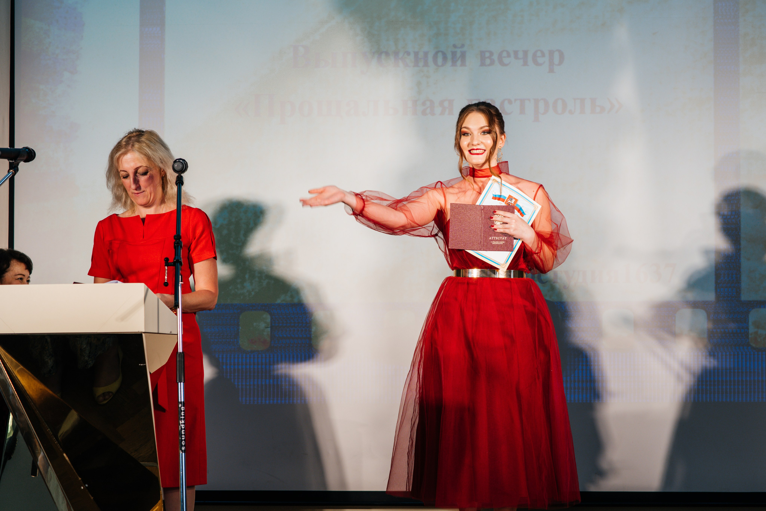 Вручение аттестатов. Выпускные альбомы в Подольске Москве и МО