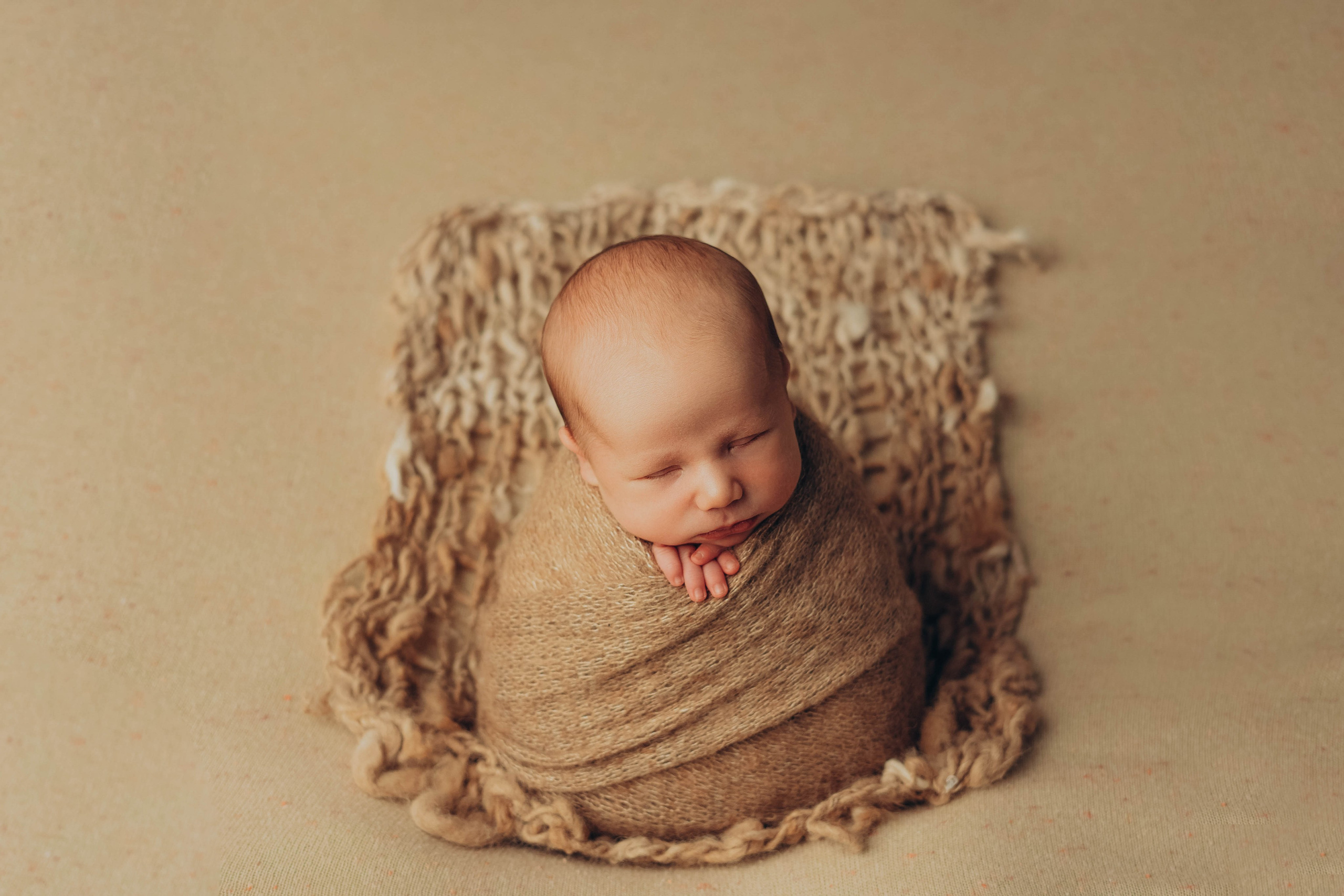 фото ньюборн в корзинке реквизит фотограф новорожденные малыши дети фотограф краснодар беременность лайфстайл