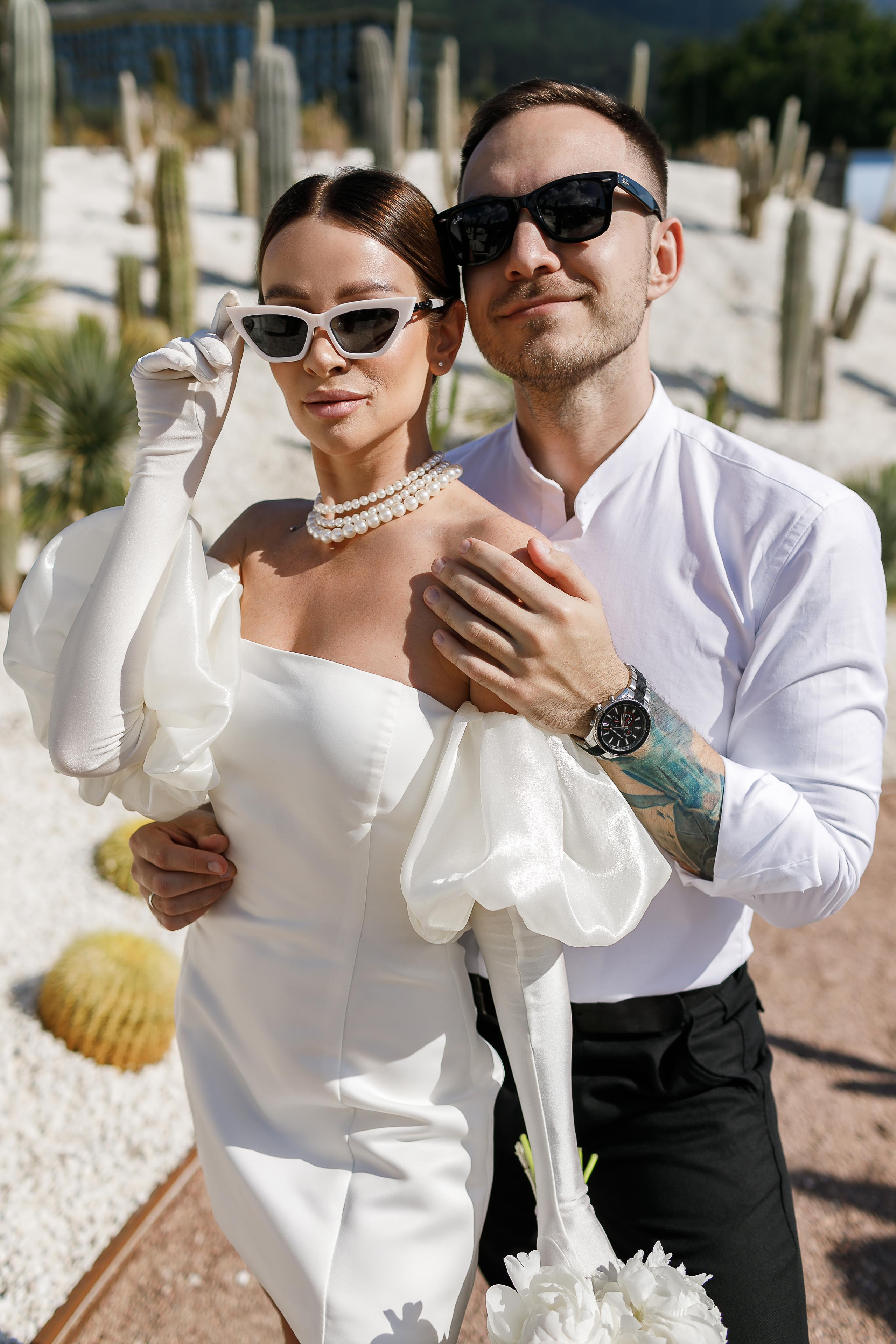 Портрет красивой свадебной пары, на фоне кактусовой рощи. 