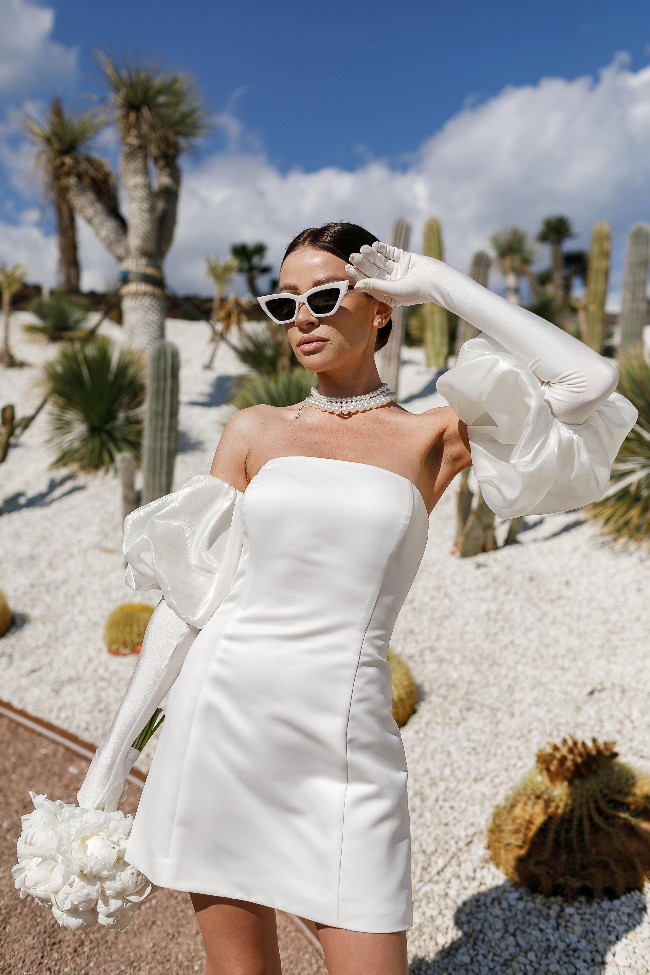 Теплый солнечный свет и красота Крыской природы, всегда привлекают пары для прогулки.