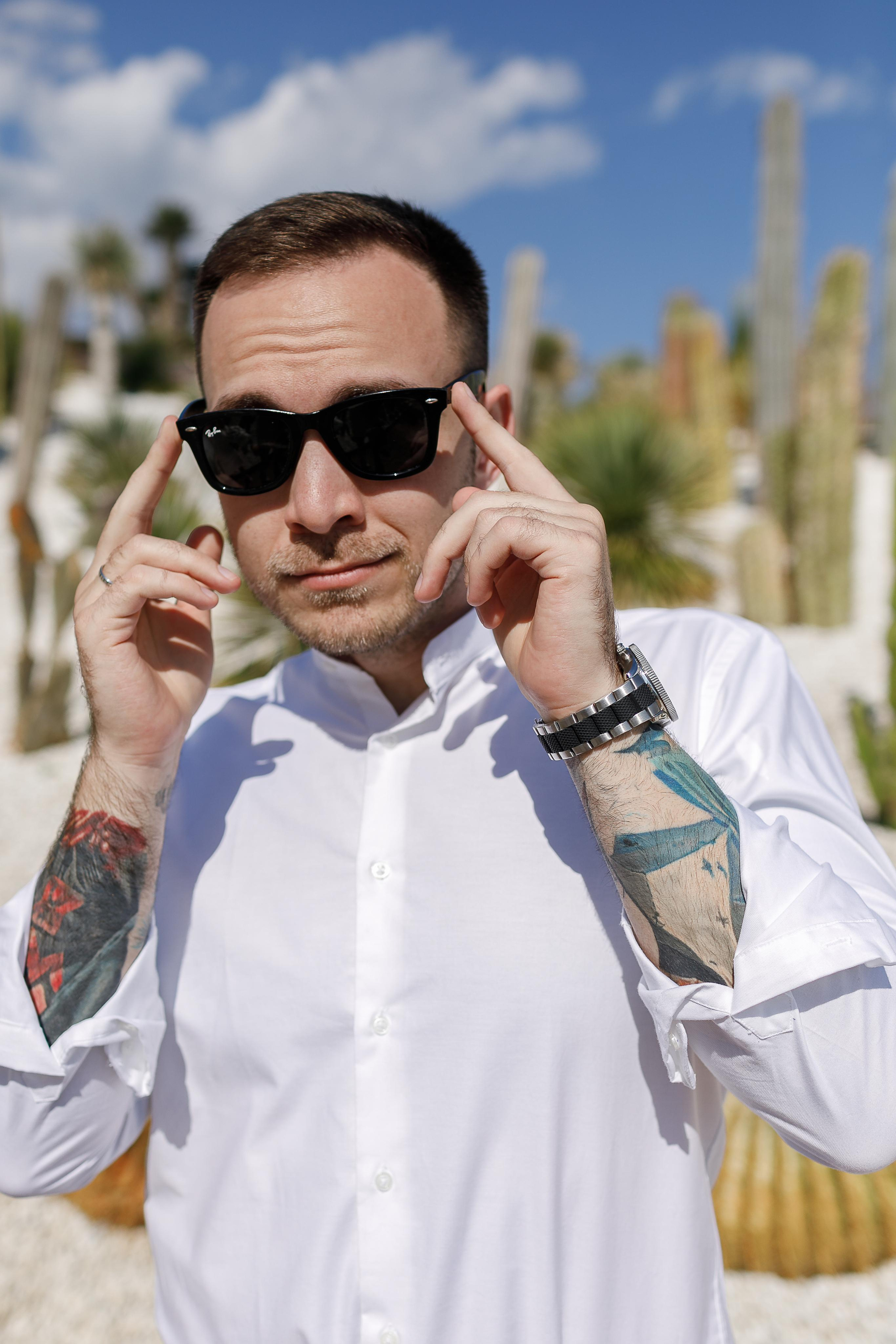 Солнцезащитные очки на лице жениха смотрятся очень стильно. 