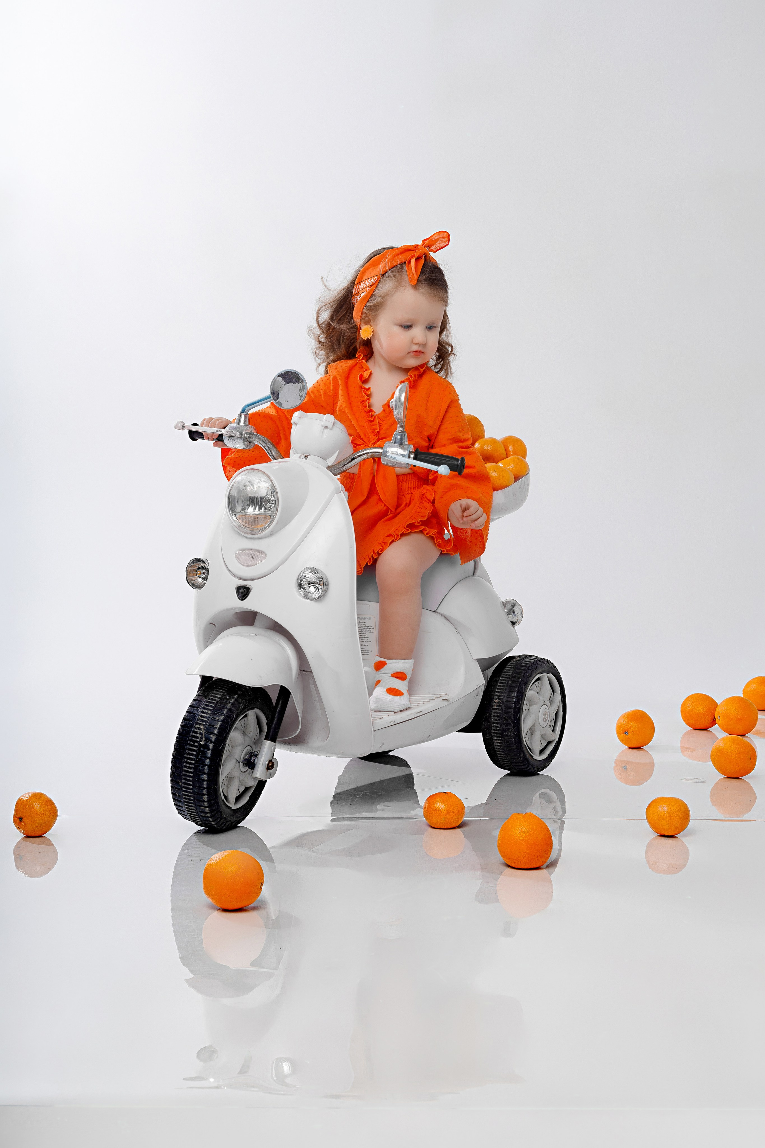 Детская фотосессия с мандаринами в студии в Сочи. Детский студийный фотограф Сочи