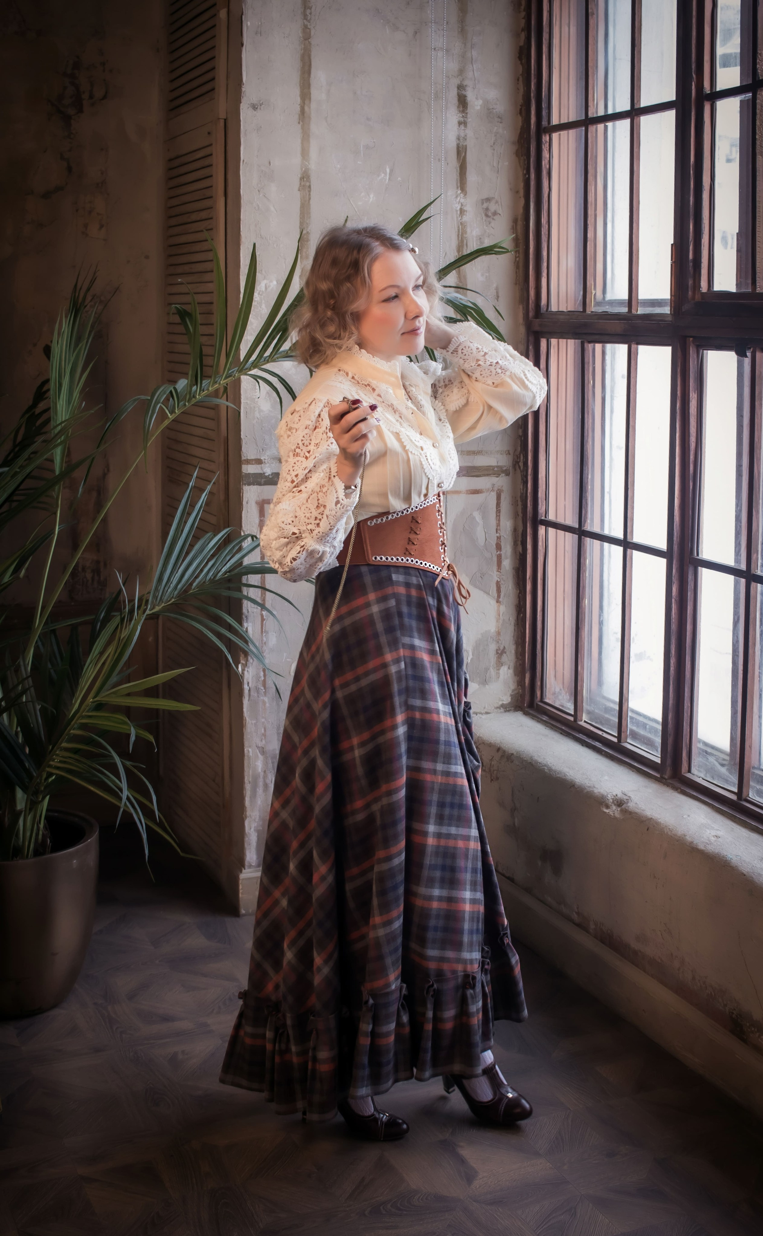 Женщина у большого окна в историческом образе XIX века, художественная ретро фотосессия, фотограф Карасёва Елена