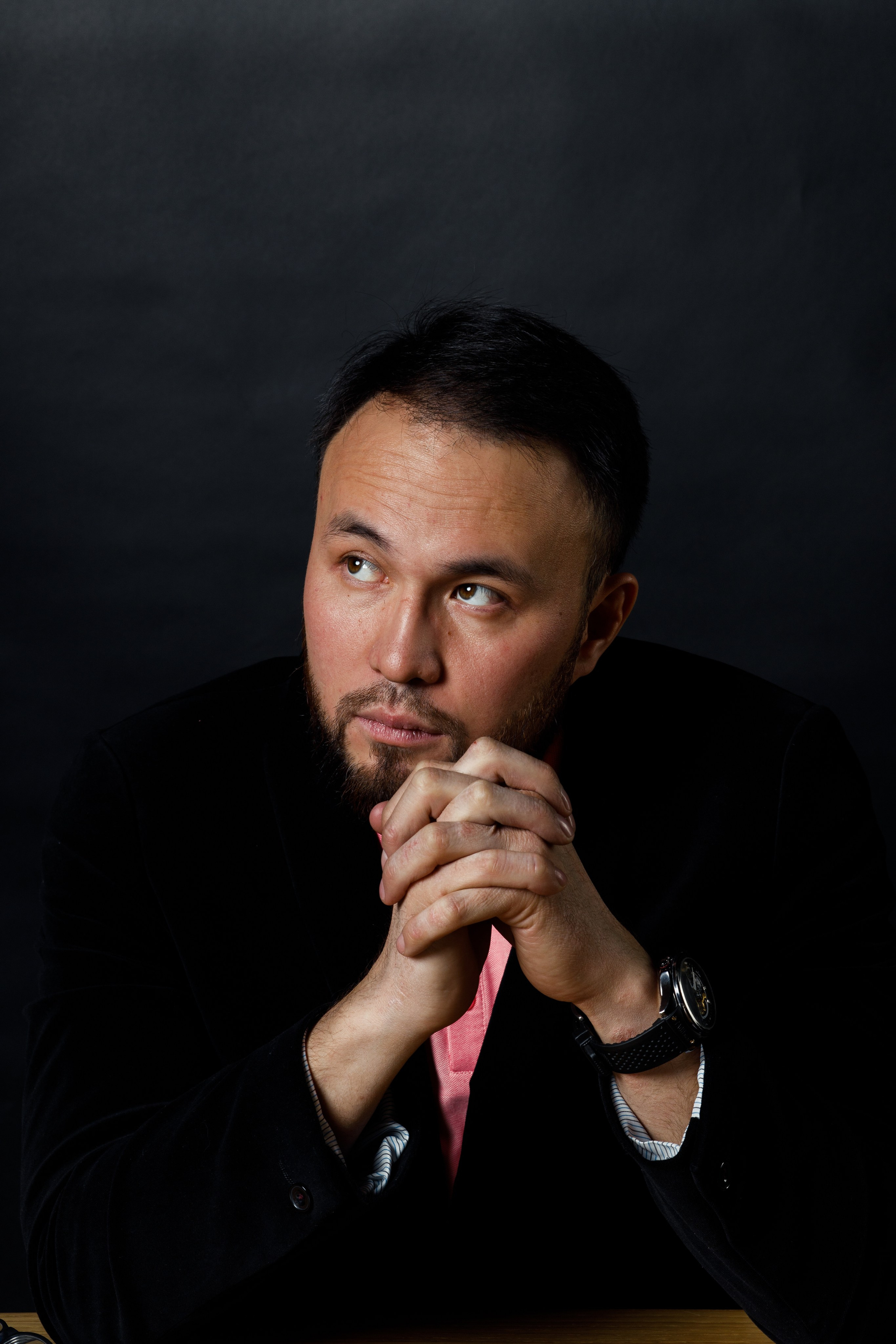 Бизнес-фотограф в Алматы — корпоративные съёмки, деловые портреты и репортажи. Профессиональный фотограф в Алматы